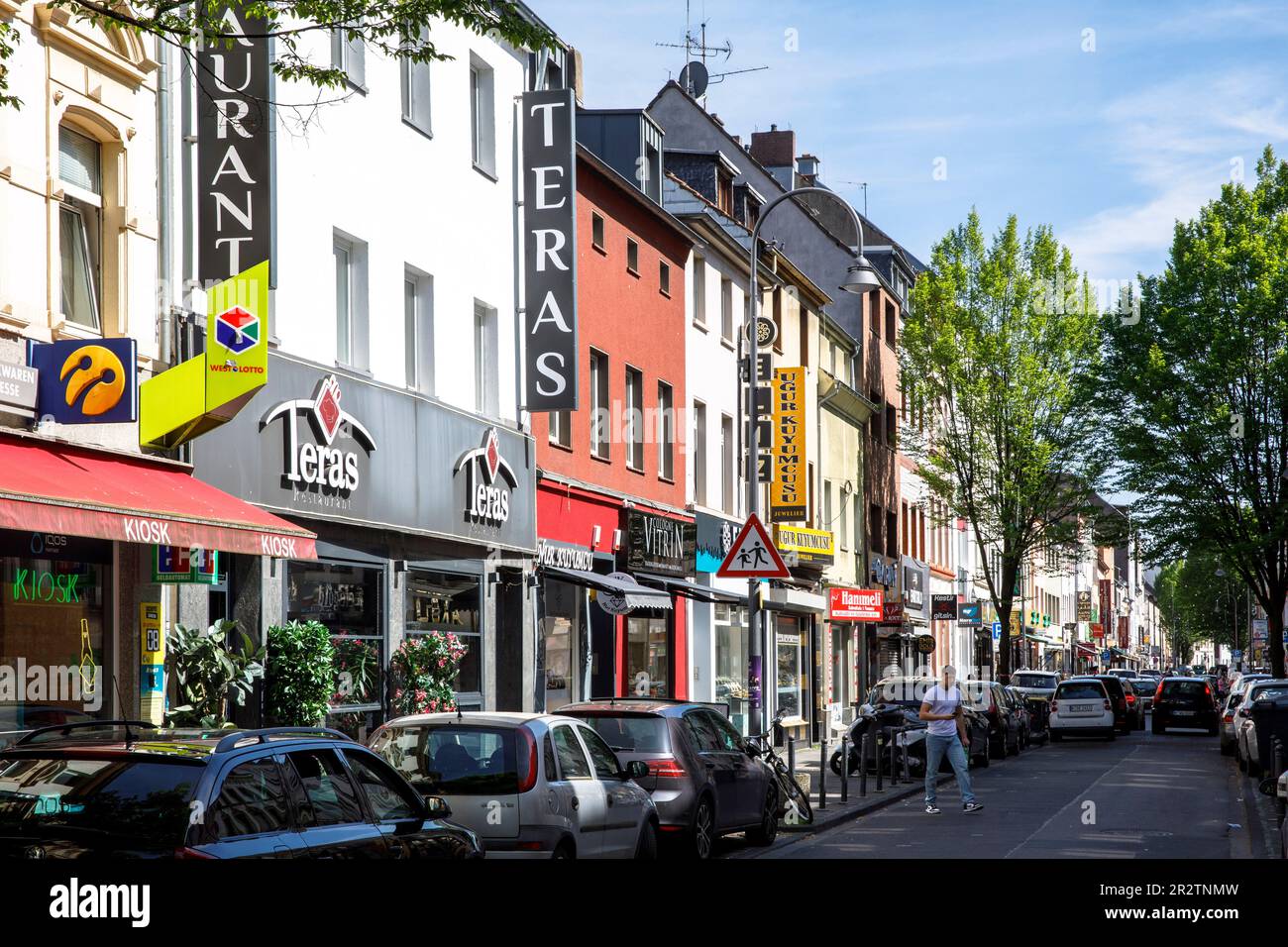 La rue Keup avec de nombreux magasins et restaurants turcs dans le quartier de Muelheim, Cologne, Allemagne. Die Keupstrasse mit vielen tuerkischen Geschaef Banque D'Images