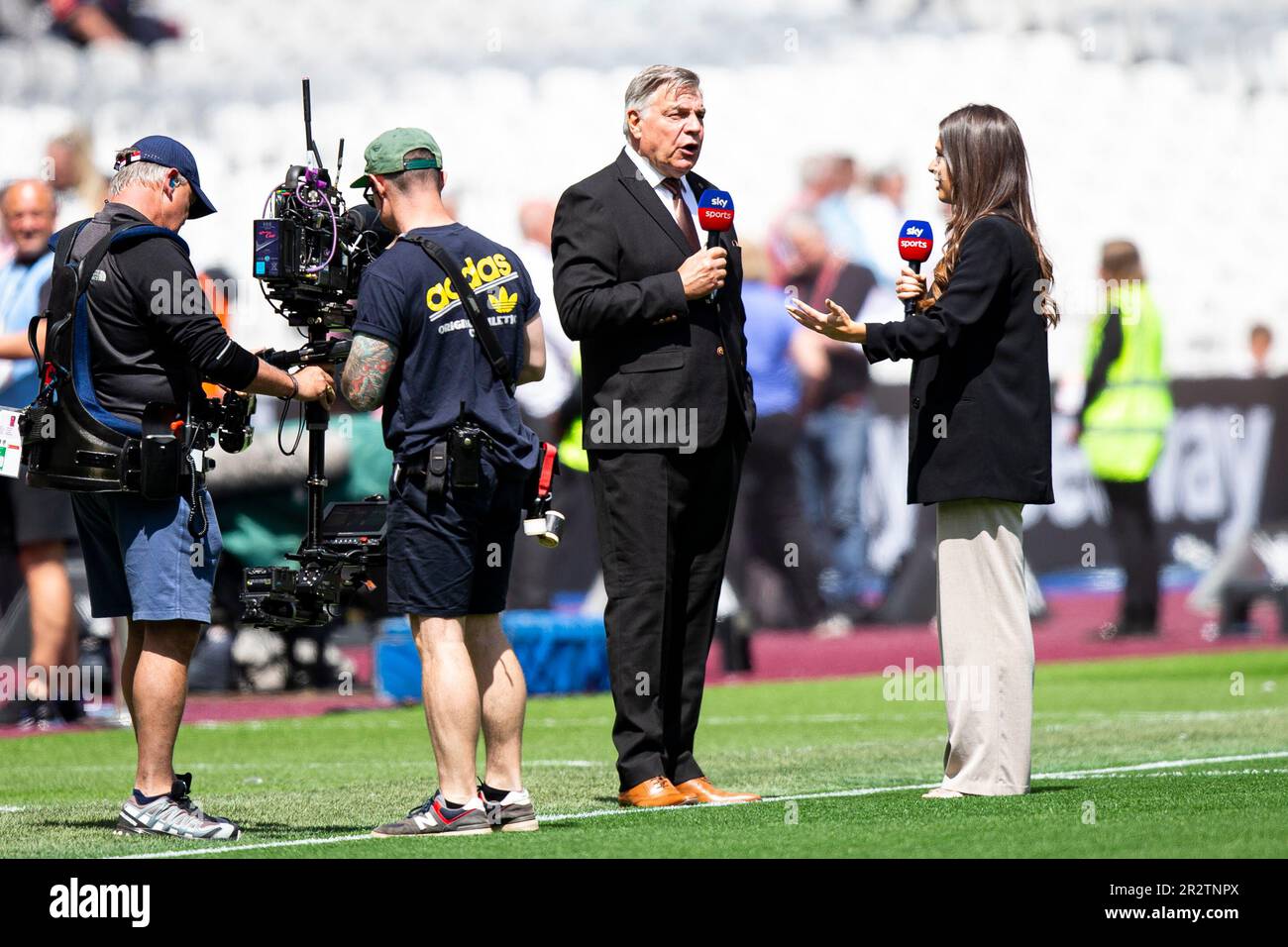 Londres, Royaume-Uni. 21st mai 2023. Sam Allardyce, directeur de Leeds United, est interviewé par Sky Sports avant le match. Match de la Premier League, West Ham Utd / Leeds Utd au stade de Londres, parc olympique Queen Elizabeth à Londres, le dimanche 21st mai 2023 . Cette image ne peut être utilisée qu'à des fins éditoriales. Usage éditorial seulement photo de Lewis Mitchell/Andrew Orchard sports photographie/Alamy Live News crédit: Andrew Orchard sports photographie/Alamy Live News Banque D'Images