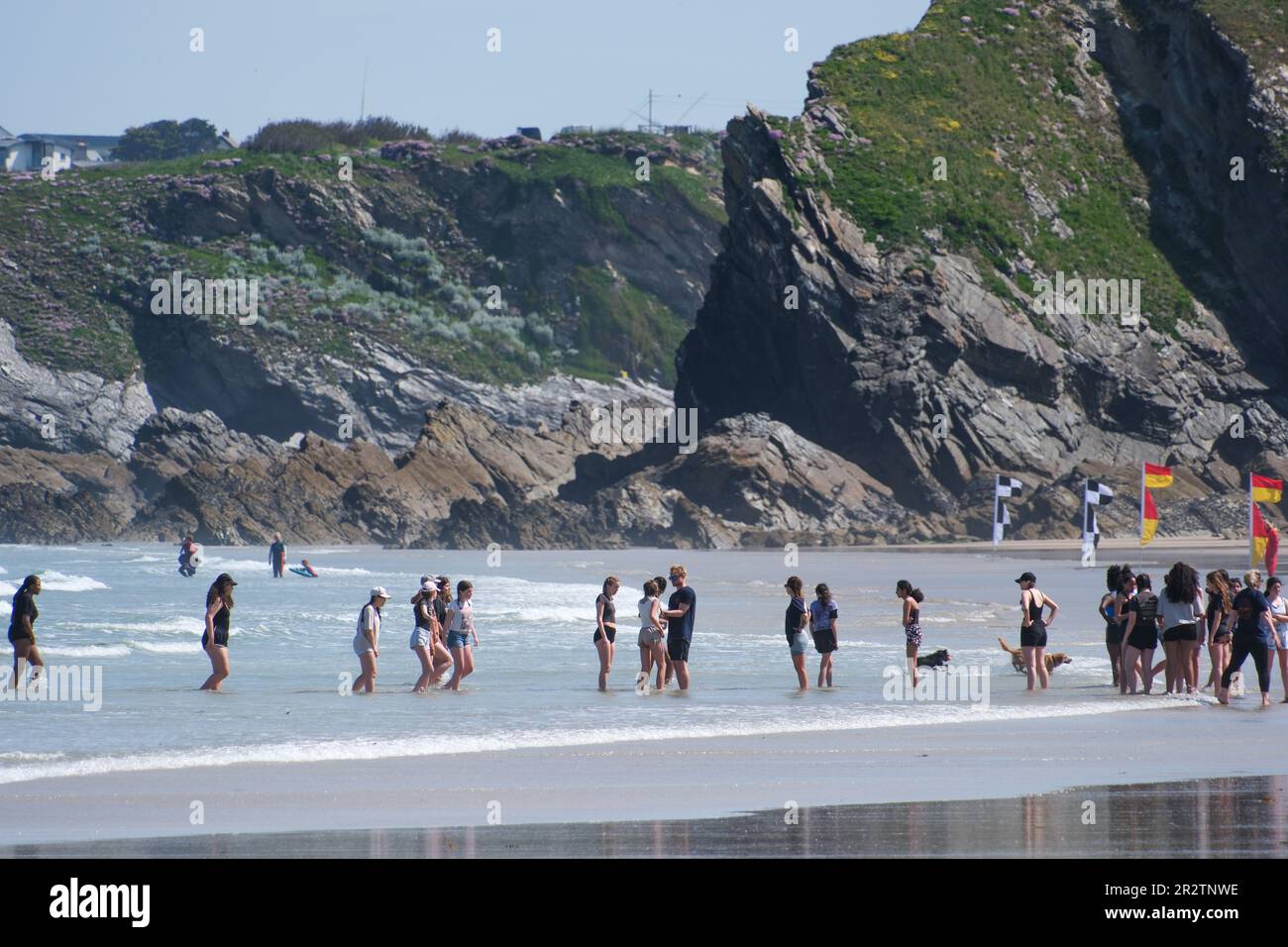 Newquay, Cornwall, Royaume-Uni. 21st mai 2023. Météo Royaume-Uni. Les gens et leurs animaux de compagnie ont pu tirer le meilleur parti de la mer alors que le temps chaud a continué à Cornwall ce dimanche. Crédit Simon Maycock / Alamy Live News. Banque D'Images