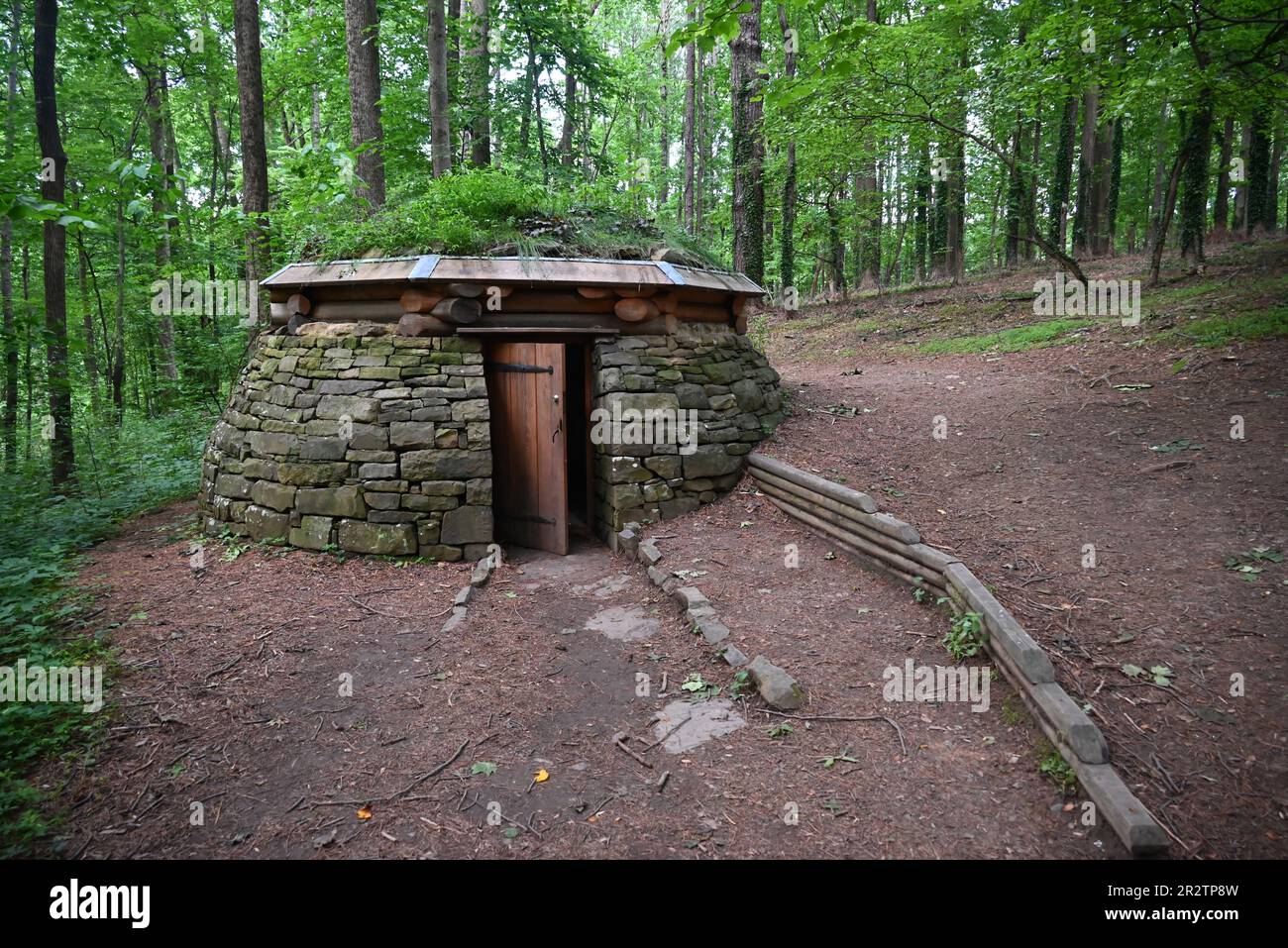 L'installation d'art public en plein air « Cloud Chamber for the Trees and Sky » de Chris Drury, se trouve dans le NCMA Museum Park à Raleigh, en Caroline du Nord. Banque D'Images