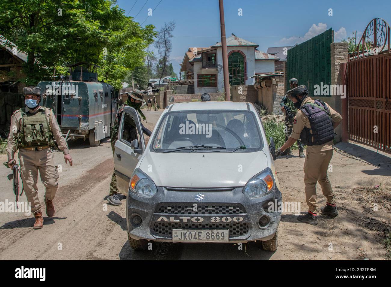 Srinagar, Inde. 21st mai 2023. Des policiers indiens fouleront une voiture lors d'une opération de recherche avant la réunion de G20 du groupe de travail sur le tourisme se tiendra de 22 mai à 24 à Srinagar. Les forces gouvernementales indiennes intensifient les frises à Srinagar et dans la vallée à la suite d'une frappe terroriste possible visant à perturber l'événement de G20 dans la région contestée de l'Himalaya. Cette réunion sera le premier événement mondial majeur au Jammu-et-Cachemire depuis que l'Inde a révoqué sa semi-autonomie en août 2019. Crédit : SOPA Images Limited/Alamy Live News Banque D'Images