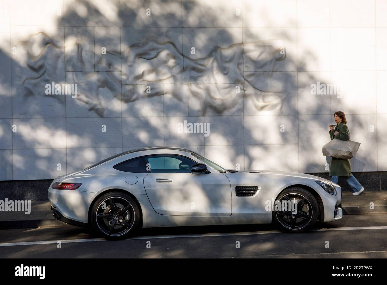 Mercedes-Benz SLS V8 Biturbo se dresse devant l'œuvre d'art 'relief' de Karl Hartung dans la rue an der Rechtschule, Cologne, Allemagne. Mercedes-Benz Banque D'Images