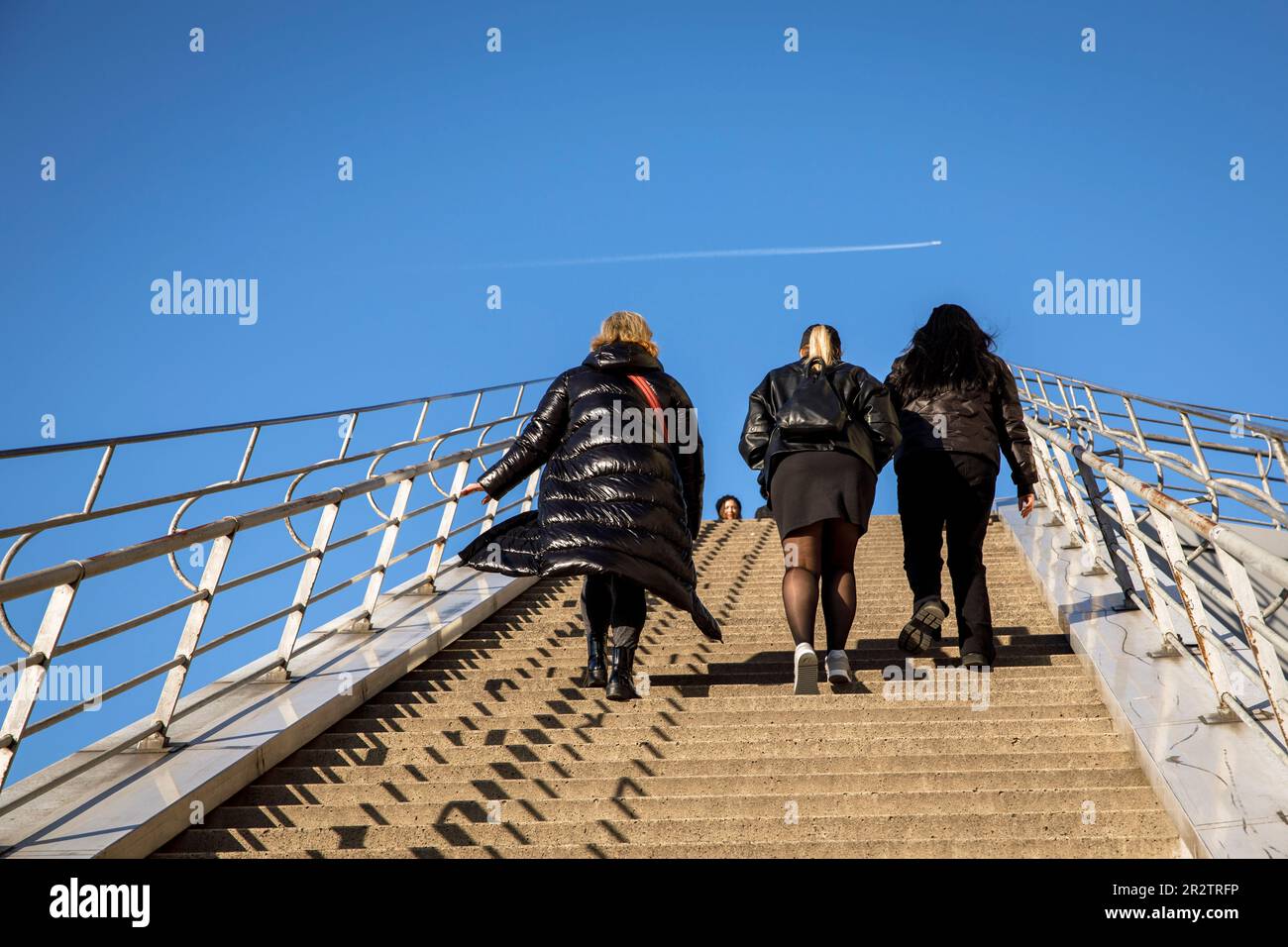 Trois femmes en vêtements noirs sur les escaliers jusqu'à la terrasse d'observation du Musée du chocolat sur le Rhin, Cologne, Allemagne. drei Frauen à schwar Banque D'Images