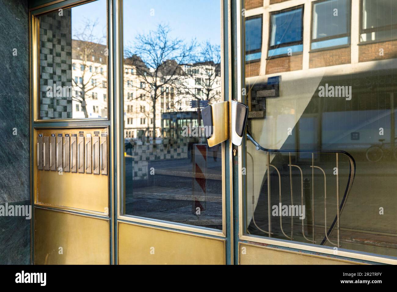 Entrée de la maison du 1950/60s dans la vieille ville, Cologne, Allemagne. Hausingang aus den 1950/60er Jahren in der Altstadt, Koeln, Allemagne. Banque D'Images