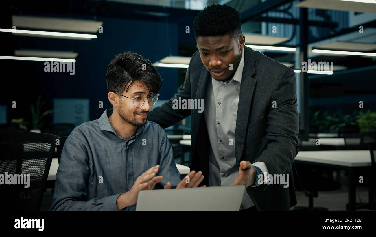 Les collègues hommes d'affaires travaillent avec le travail d'équipe d'entreprise informatique développer la présentation numérique d'affaires deux hommes multiraciaux person Guy et africain Banque D'Images