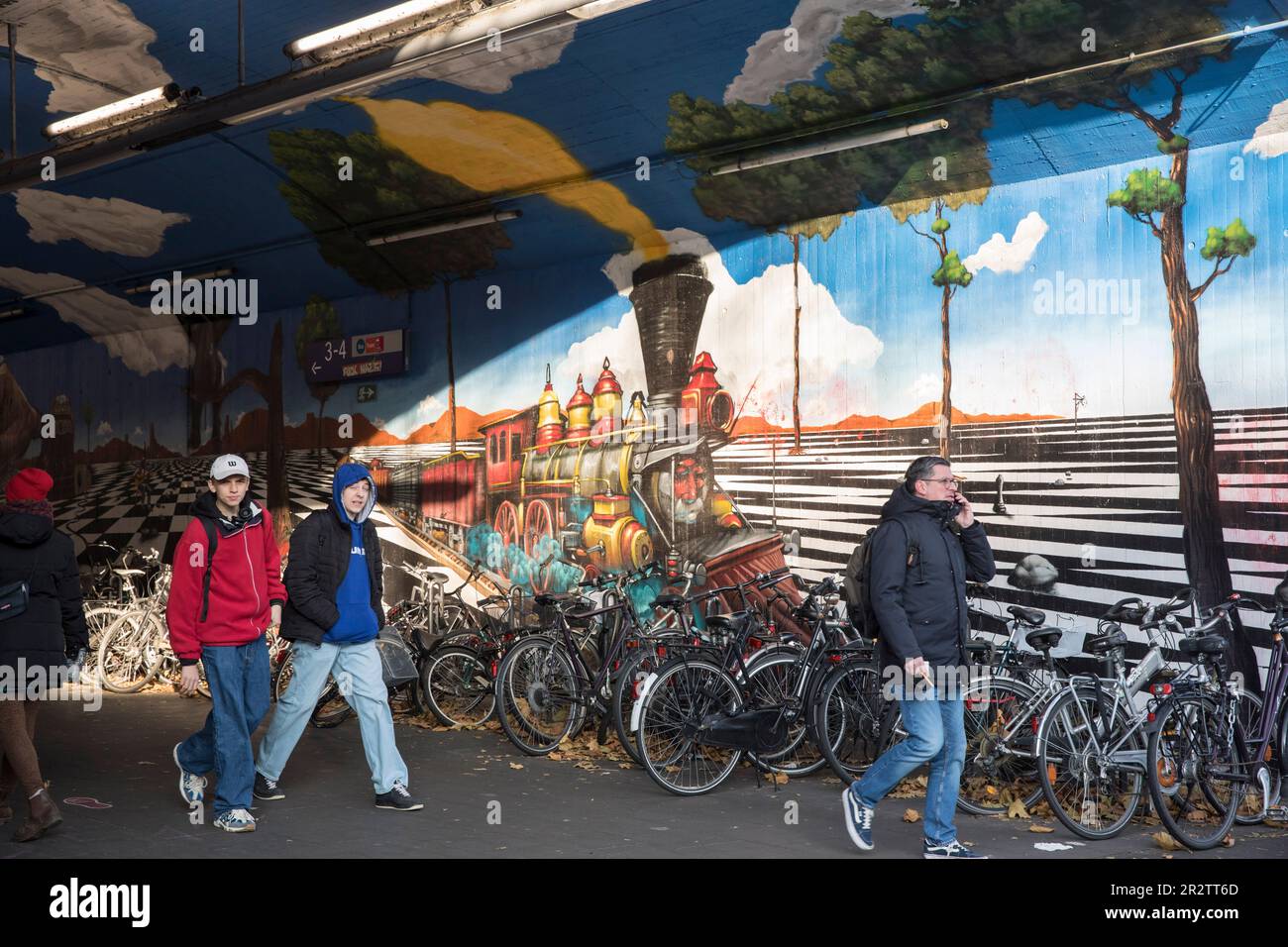 Peinture murale au passage souterrain de la gare d'Ehrenfeld, dans le quartier d'Ehrenfeld, Cologne, Allemagne. Wandmalerei an der Unterfuehrung am Bahnhof Ehrenf Banque D'Images