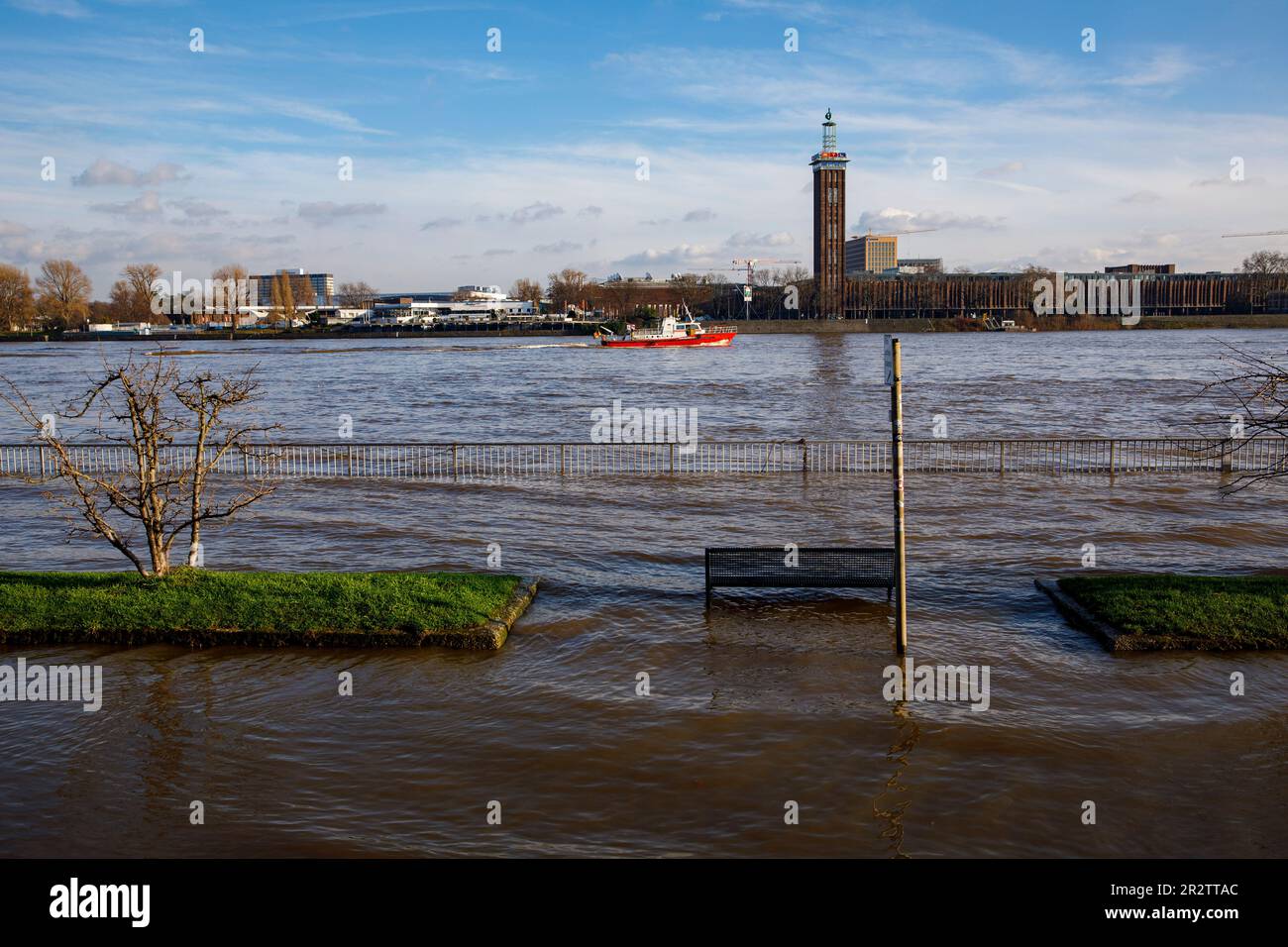 Cologne, Allemagne, 18 janvier. 2023, inondation du Rhin, vue sur l'ancienne tour du parc des expositions dans le quartier de Deutz. Koeln, Allemagne, 18. Janvier 202 Banque D'Images