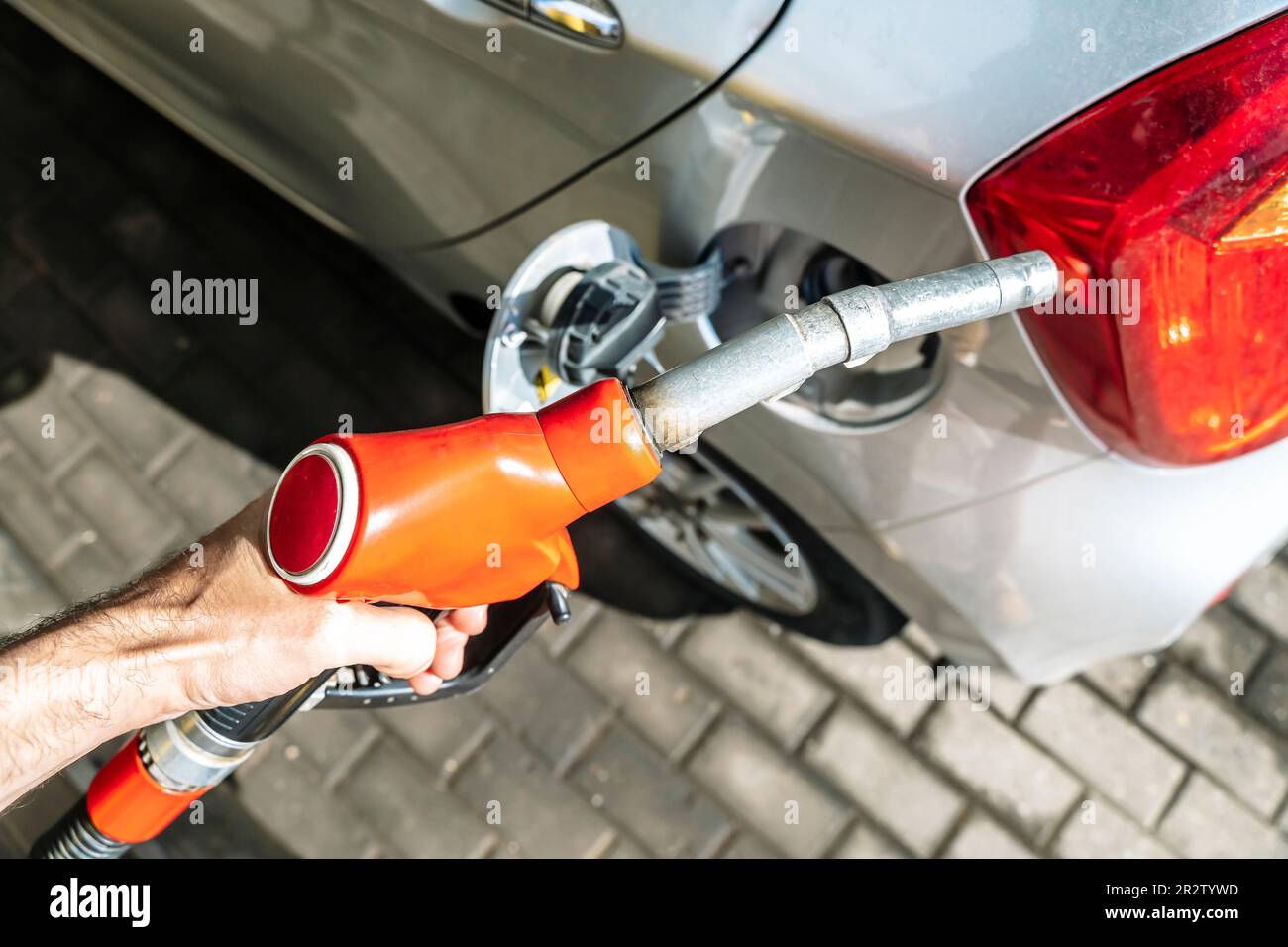 Station-service. Pistolets à essence et carburant diesel dans une station-service de voiture. Les coûts d'exploitation et de transport du pétrole. Photo de haute qualité Banque D'Images