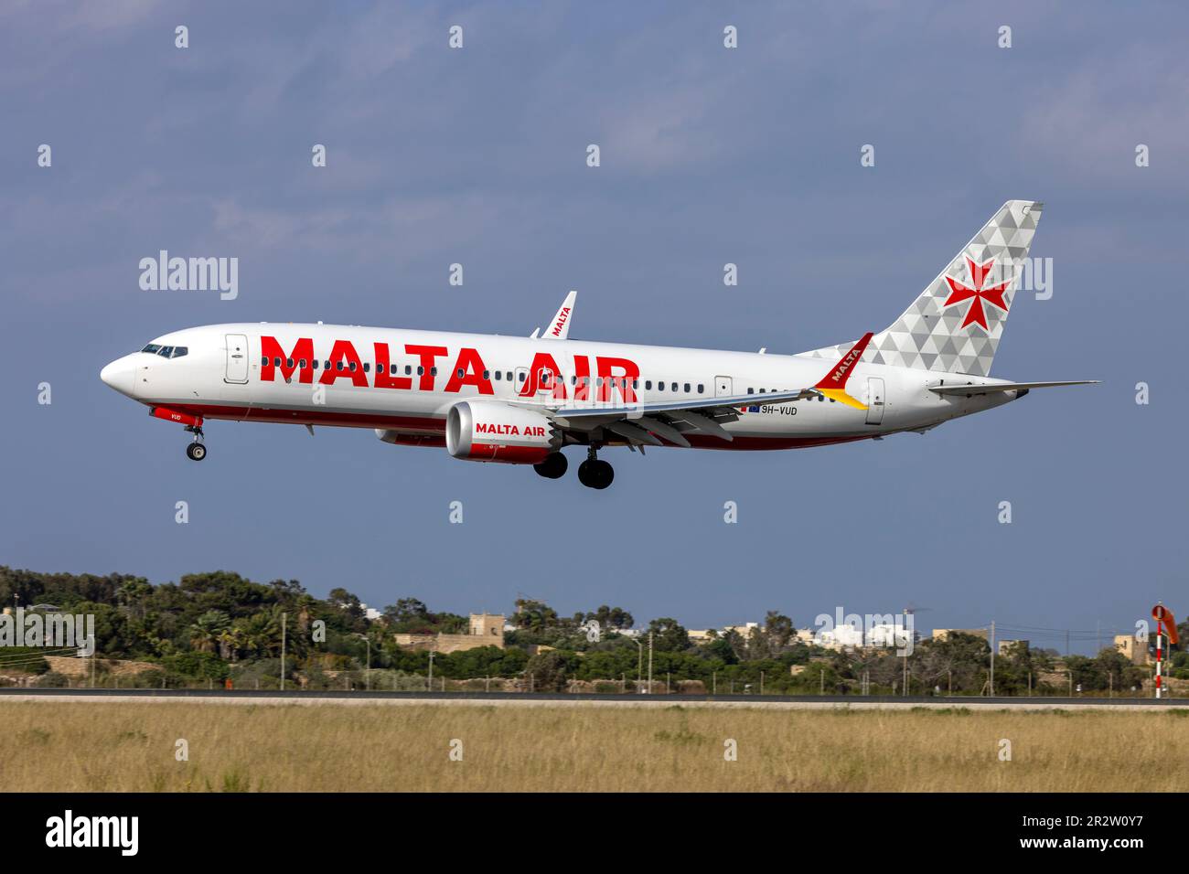 Malta Air Boeing 737-8 MAX 200 (ORD. 9h-VUD) en provenance de l'aéroport de Londres Stansted. Banque D'Images