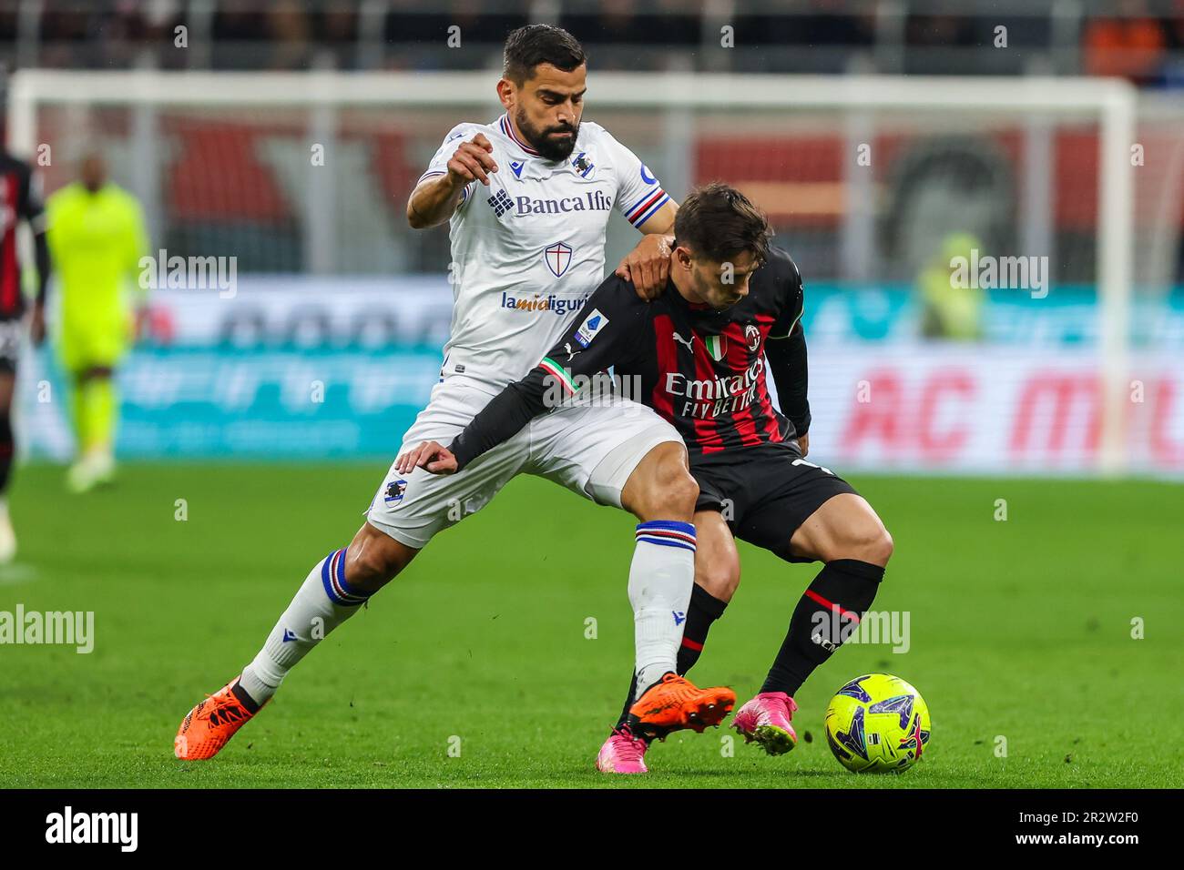 Milan, Italie. 20th mai 2023. Brahim Diaz de l'AC Milan (R) et Tomas Rincon de l'UC Sampdoria (L) vu en action pendant la série Un match de football 2022/23 entre l'AC Milan et l'UC Sampdoria au stade San Siro. Score final; Milan 5:1 crédit Sampodria: SOPA Images Limited/Alay Live News Banque D'Images