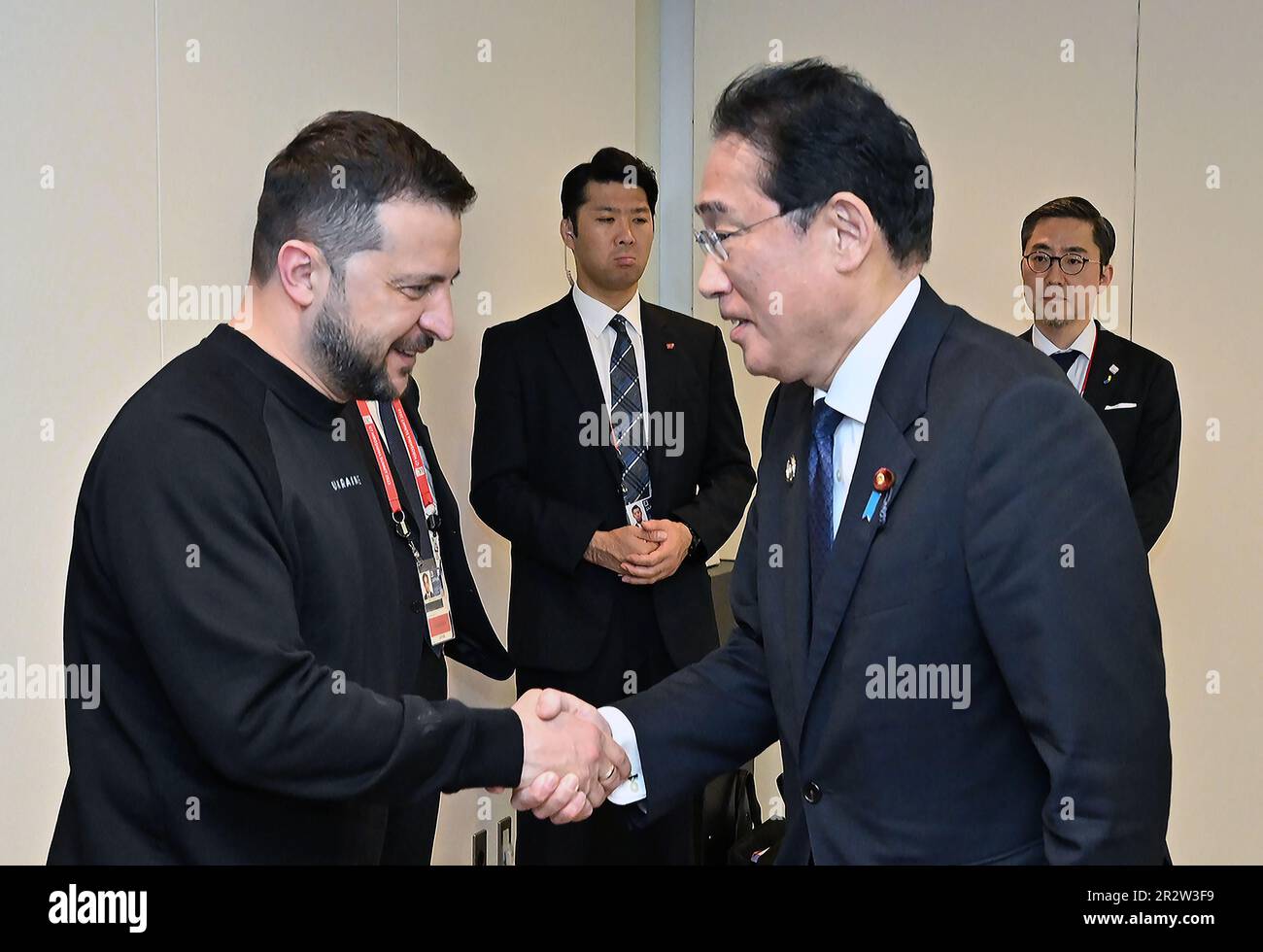 Hiroshima, Japon. 21st mai 2023. Le président ukrainien Volodymyr Zelensky (L), rencontre le Premier ministre japonais Fumio Kishida dimanche, 21 mai 2023, le dernier jour d'un sommet de trois jours du G-7 à Hiroshima, au Japon. Le dernier jour du sommet des dirigeants du Groupe des sept est en cours dans la ville d'Hiroshima, dans l'ouest du Japon, en mettant l'accent sur le président ukrainien Volodymyr Zelensky et ses entretiens avec les dirigeants internationaux. Photo par G7 Hiroshima Summit/UPI crédit: UPI/Alay Live News Banque D'Images