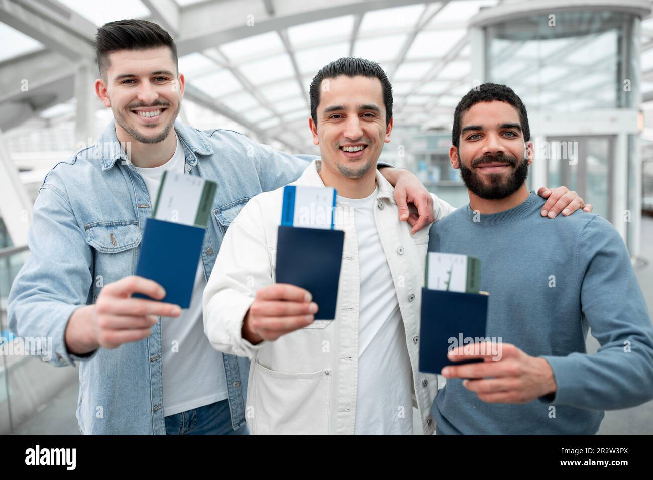 Trois types de voyageurs se rendant à l'aéroport intérieur montrant leur passeport Banque D'Images