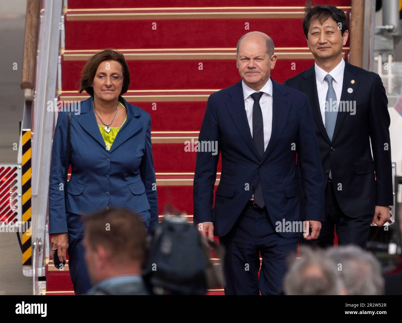 Séoul, Corée du Sud. 21st mai 2023. Le chancelier allemand OLAF Scholz (SPD) et sa femme Britta Ernst s'en sont pris à l'Airbus de l'armée de l'air à l'aéroport. Après le sommet de G7, le chancelier OLAF Scholz s'arrête à Séoul, la capitale sud-coréenne, sur le chemin du retour d'Hiroshima à Berlin. Le programme comprend une visite de la zone démilitarisée à la frontière avec la Corée du Nord. (Photo de Lee Young-ho/Sipa USA) crédit: SIPA USA/Alay Live News Banque D'Images