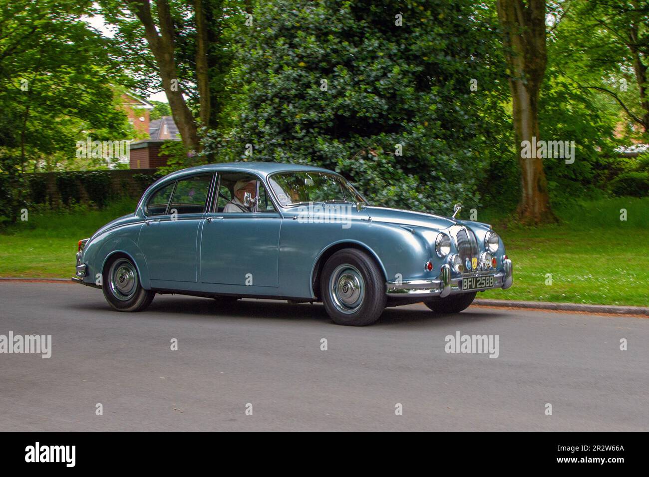 1964 60s berline essence Blue DAIMLER V8 2548cc britannique des années 60 ; au Lytham St Annes Classic & Performance Motor Vehicle show, expositions de voitures classiques au Royaume-Uni Banque D'Images