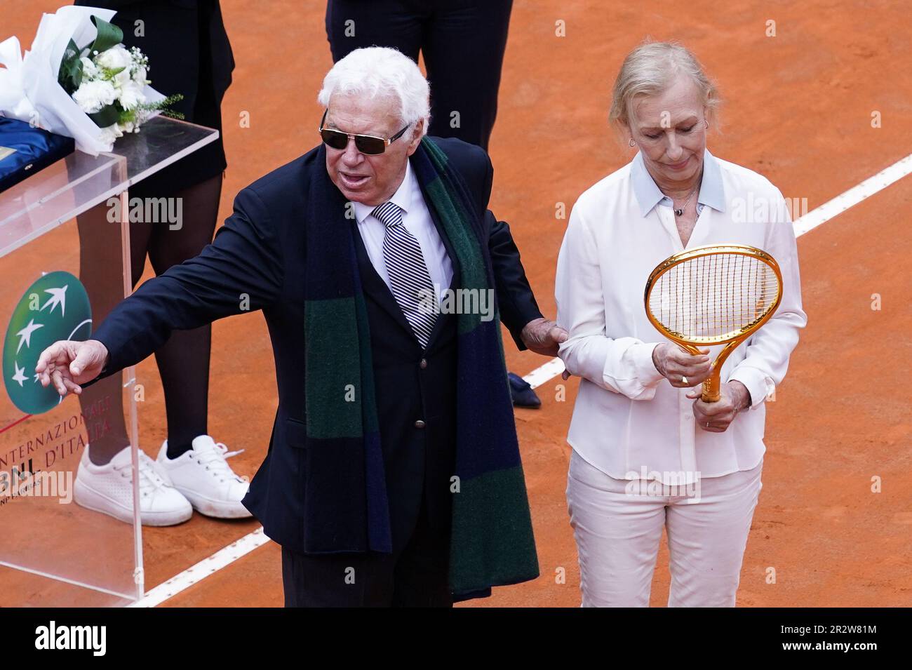Rome, Italie. 21st mai 2023. Nicola Pietrangeli récompense l'ancien joueur  de tennis Martina Navratilova avec le prix de raquette d'or 2023 au cours  du 14 e jour de l'Internazionali BNL d'Italia 2023
