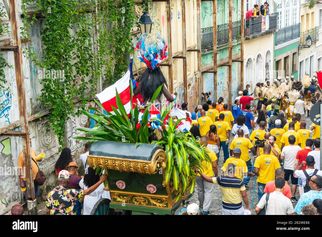 Salvador, Bahia, Brésil - 02 juillet 2022: Image de Cabocla est vu en descendant la pente de Pelourinho pendant le défilé civique de l'indépendance de Ba Banque D'Images