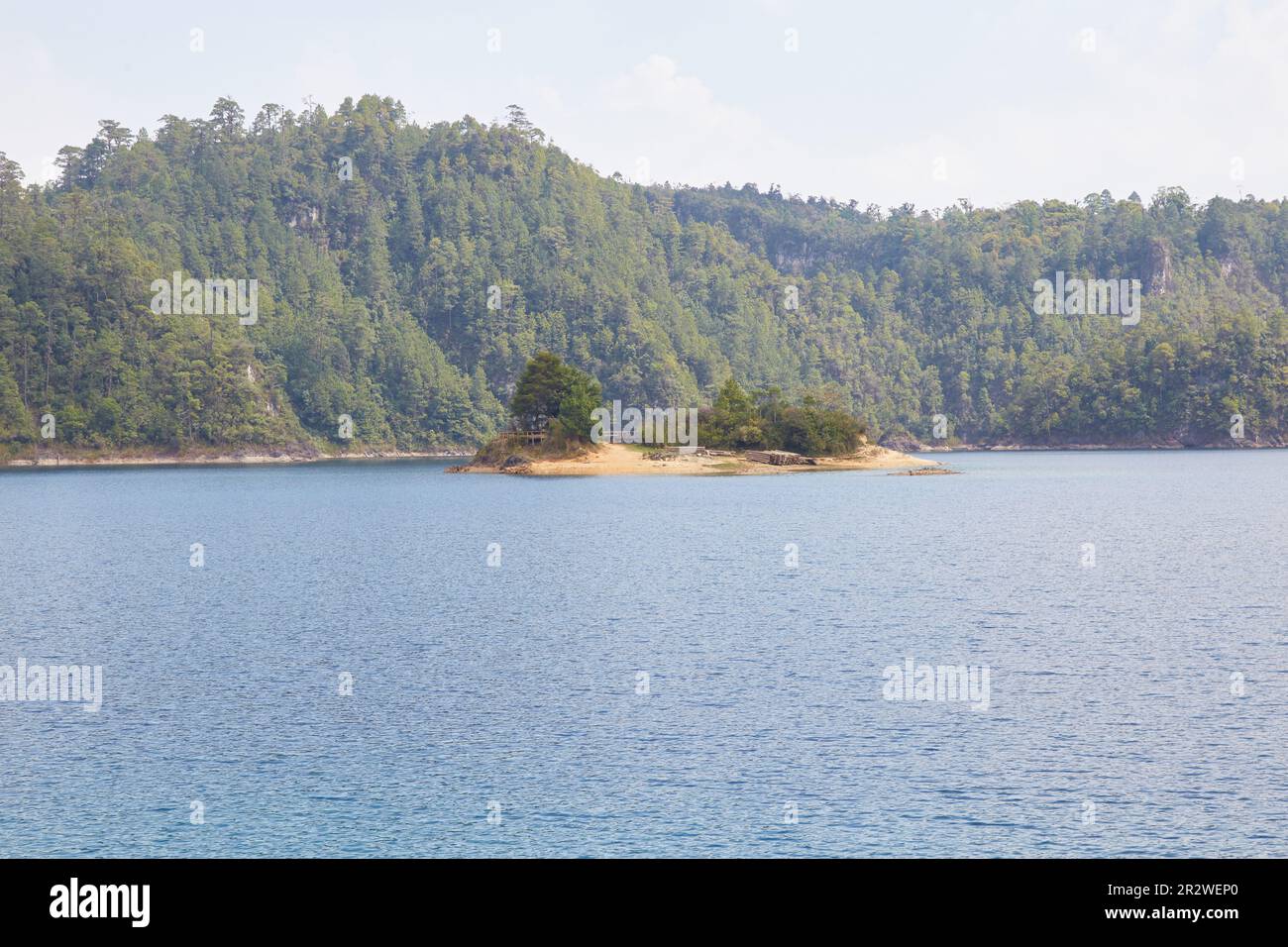 Les superbes lacs bleu profond du parc national des lacs Montebello à Chiapas, Mexique Banque D'Images