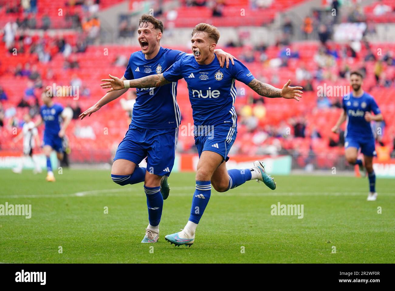 Jamie Cooke (à droite), du FC Halifax Town, célèbre après avoir marqué le premier but de ses parties lors de la finale du trophée Isuzu FA au stade Wembley, à Londres. Date de la photo: Dimanche 21 mai 2023. Banque D'Images