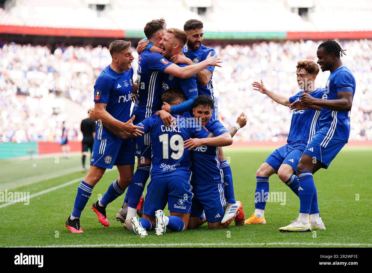 Jamie Cooke, du FC Halifax Town, célèbre avec ses coéquipiers après avoir marqué le premier but de leur équipe lors de la finale du Trophée Isuzu FA au stade Wembley, à Londres. Date de la photo: Dimanche 21 mai 2023. Banque D'Images