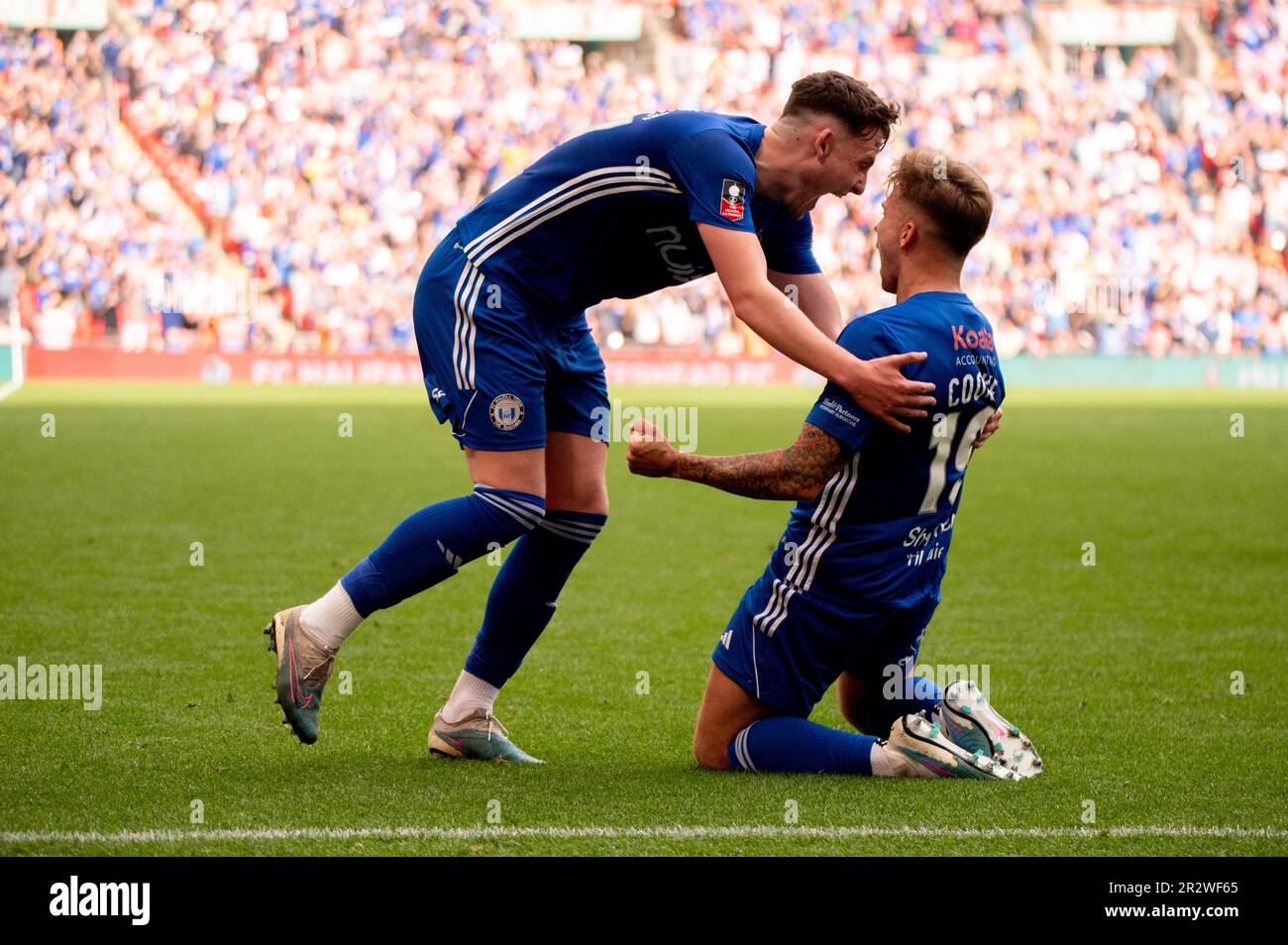 Londres, Royaume-Uni. 21st mai 2023. Le FC Halifax Town célèbre son objectif d'ouverture par rapport à Gateshead lors de la finale du trophée FA. Objectif noté. Par #19 Jamie Cooke. Credit: Thomas Jackson/Alay Live News Credit: Thomas Jackson/Alay Live News Banque D'Images