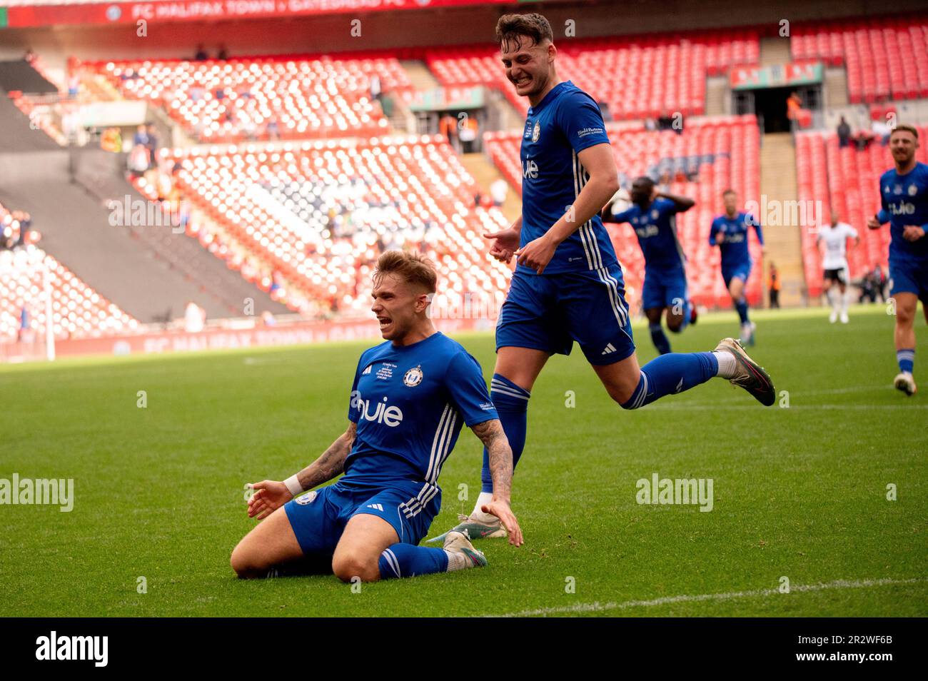 Londres, Royaume-Uni. 21st mai 2023. Le FC Halifax Town célèbre son objectif d'ouverture par rapport à Gateshead lors de la finale du trophée FA. Objectif noté. Par #19 Jamie Cook. Credit: Thomas Jackson/Alay Live News Credit: Thomas Jackson/Alay Live News Banque D'Images Londres, Royaume-Uni. 21st mai 2023. Le FC Halifax Town célèbre son objectif d'ouverture par rapport à Gateshead lors de la finale du trophée FA. Objectif noté. Par #19 Jamie Cook. Credit: Thomas Jackson/Alay Live News Credit: Thomas Jackson/Alay Live News Banque D'Images