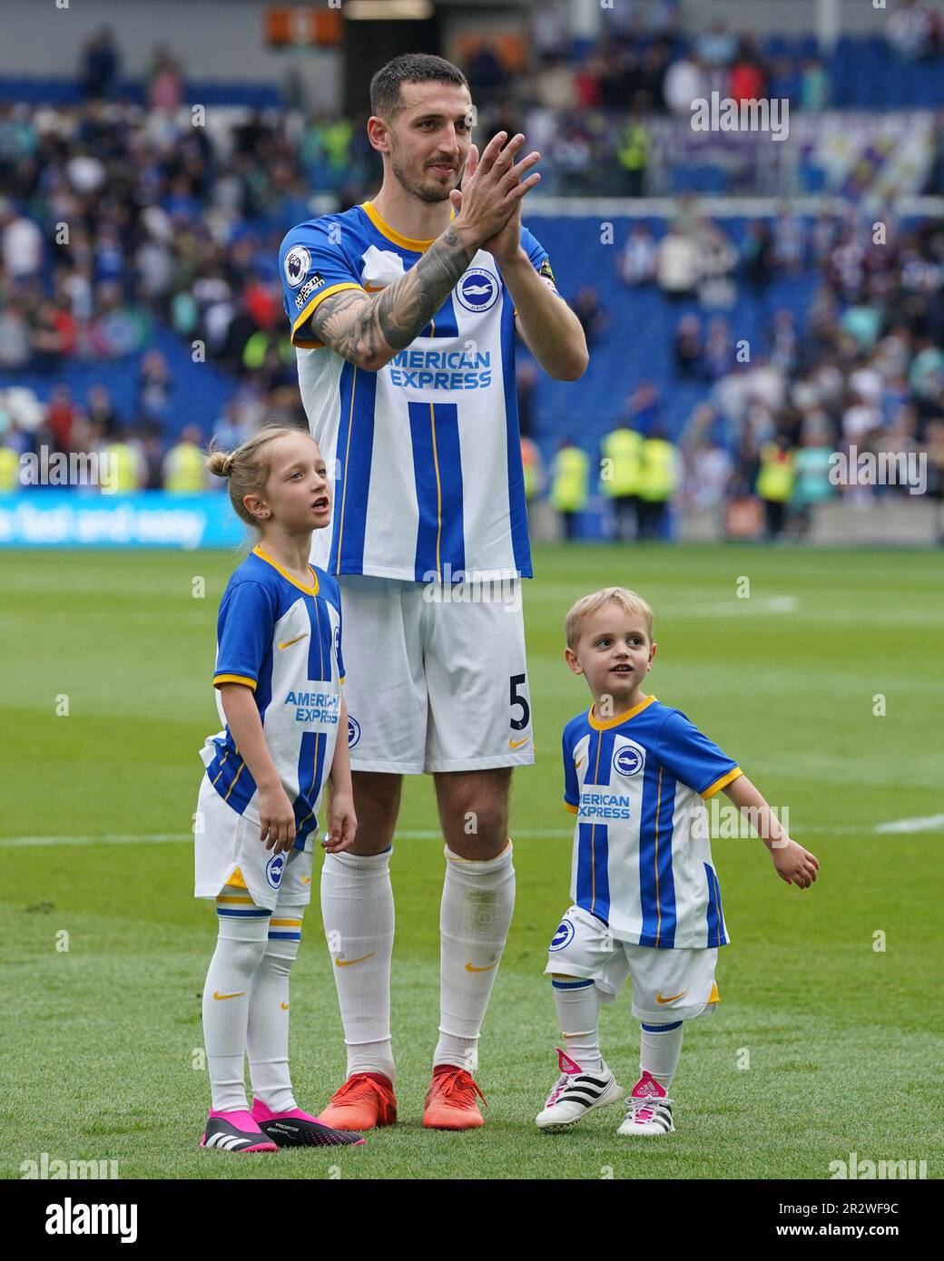 Lewis Dunk de Brighton et Hove Albion applaudit ses supporters lors du