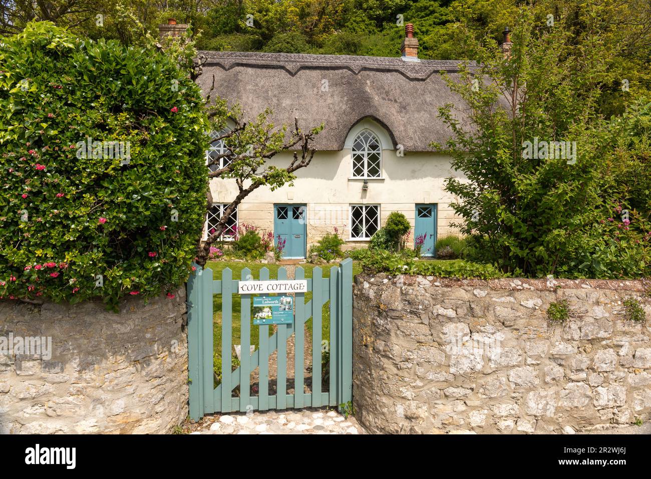 Pittoresque 18th Century Cove Cottage. Un chalet de vacances en chaume à West Lulworth, Lulworth Cove, Dorset, Angleterre, Royaume-Uni Banque D'Images