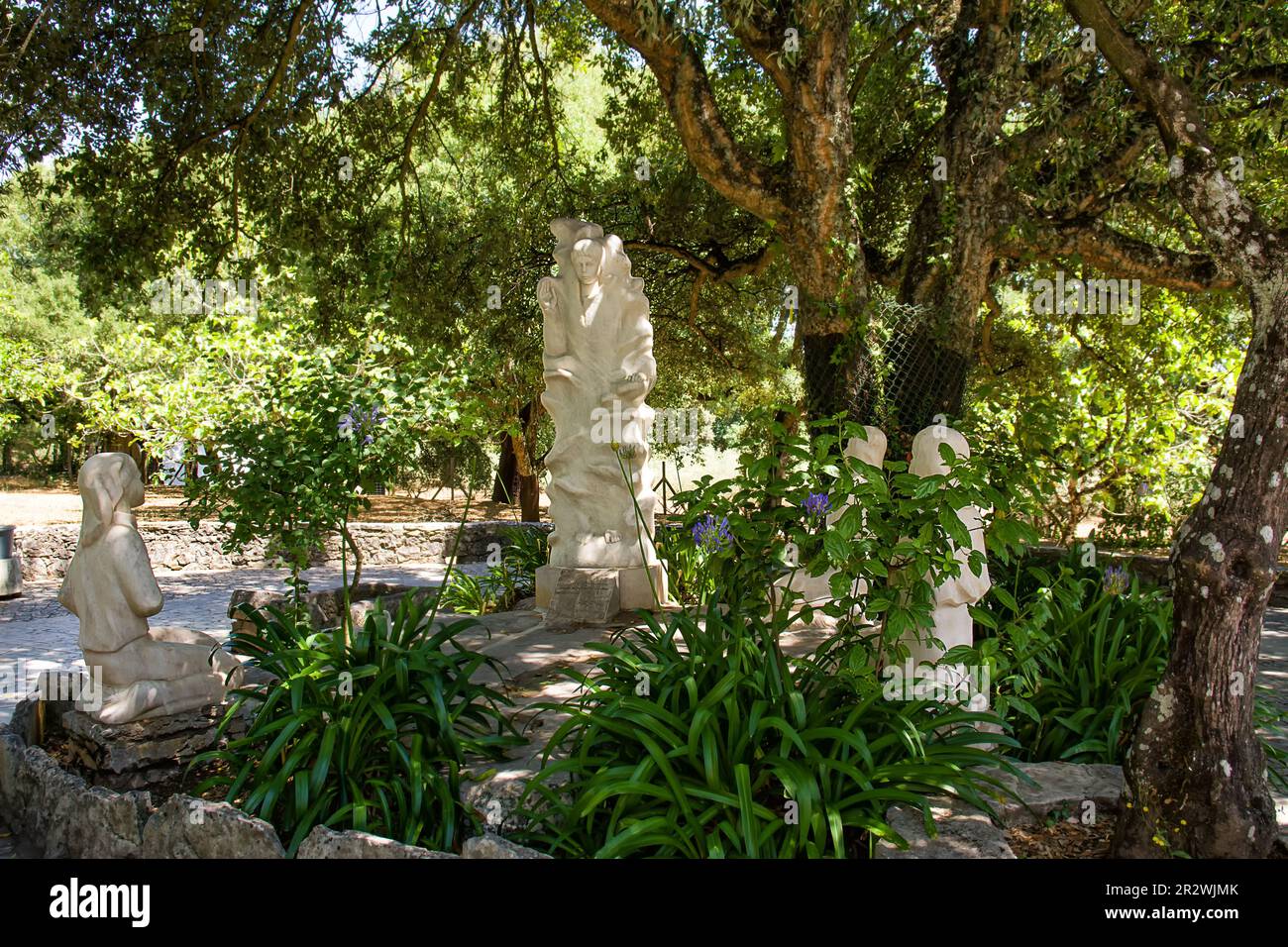 Fatima, Portugal - 25 juin 20202 : statues représentant l'apparition de notre-Dame aux 3 enfants bergers de Fatima (Portugal) Banque D'Images