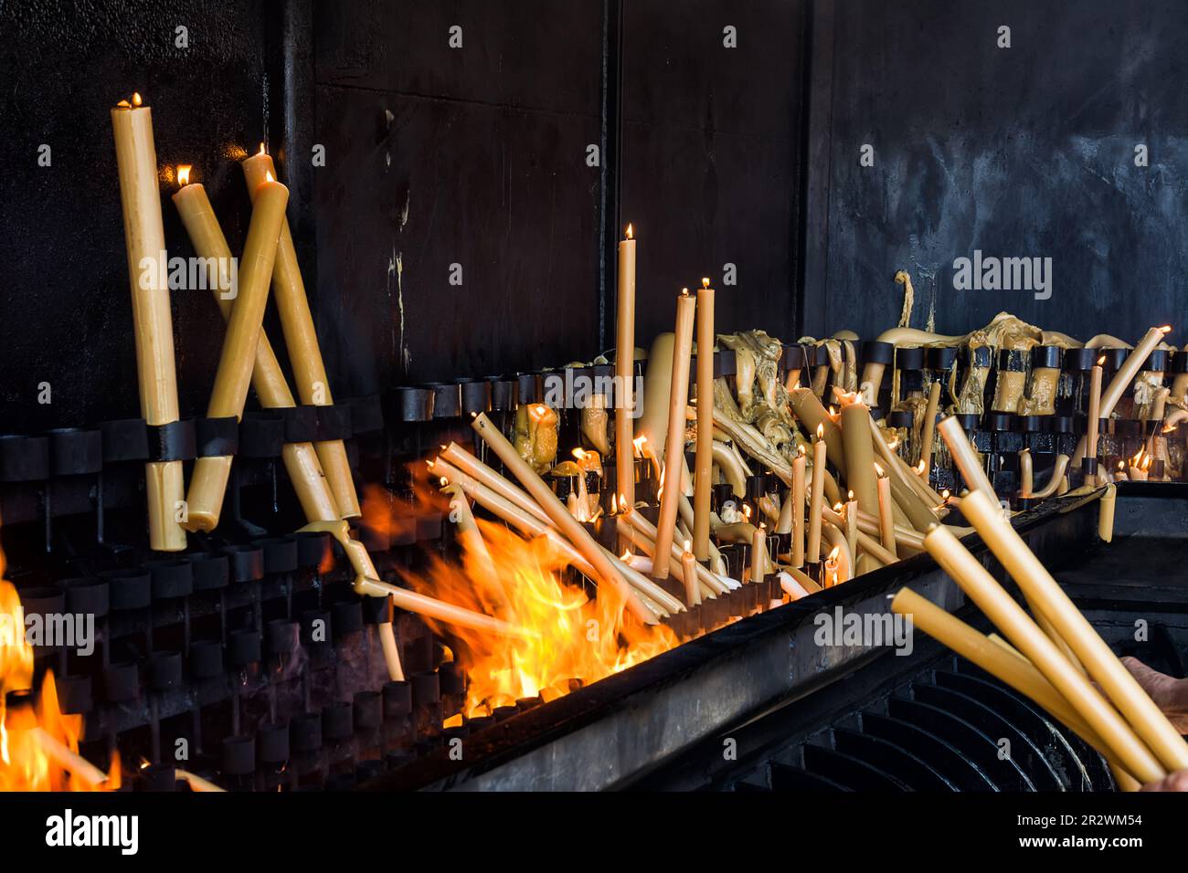 Bougies votives qui brûlent dans le pyre du Sanctuaire de Fatima, Portugal Banque D'Images