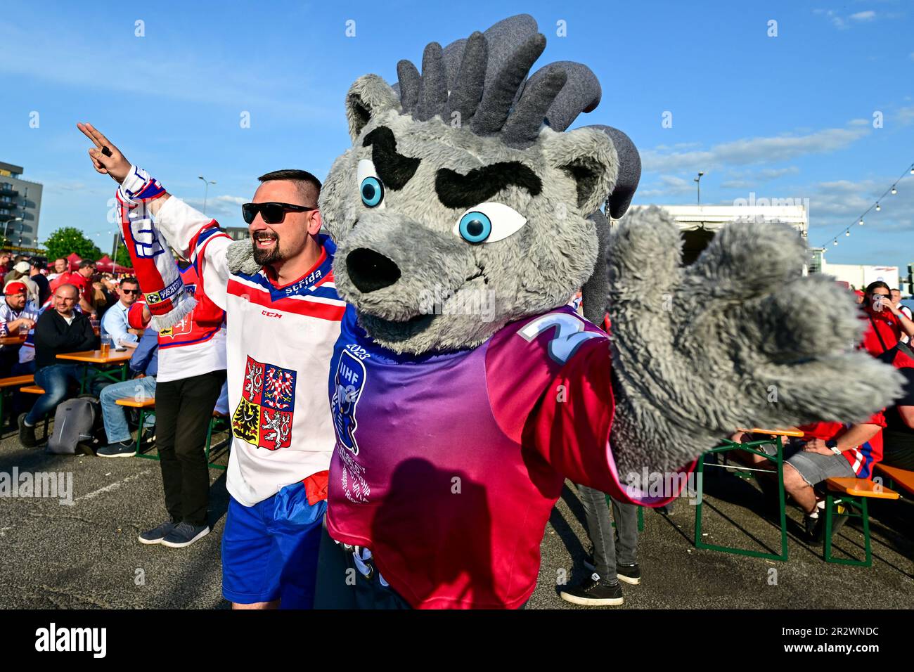 Riga, Lettonie. 21st mai 2023. Fan tchèque et mascotte Spiky avant le Championnat du monde de hockey sur glace de l'IIHF, groupe B match République tchèque contre la Suisse à Riga, Lettonie, 21 mai 2023. Crédit : David Tanecek/CTK photo/Alay Live News Banque D'Images