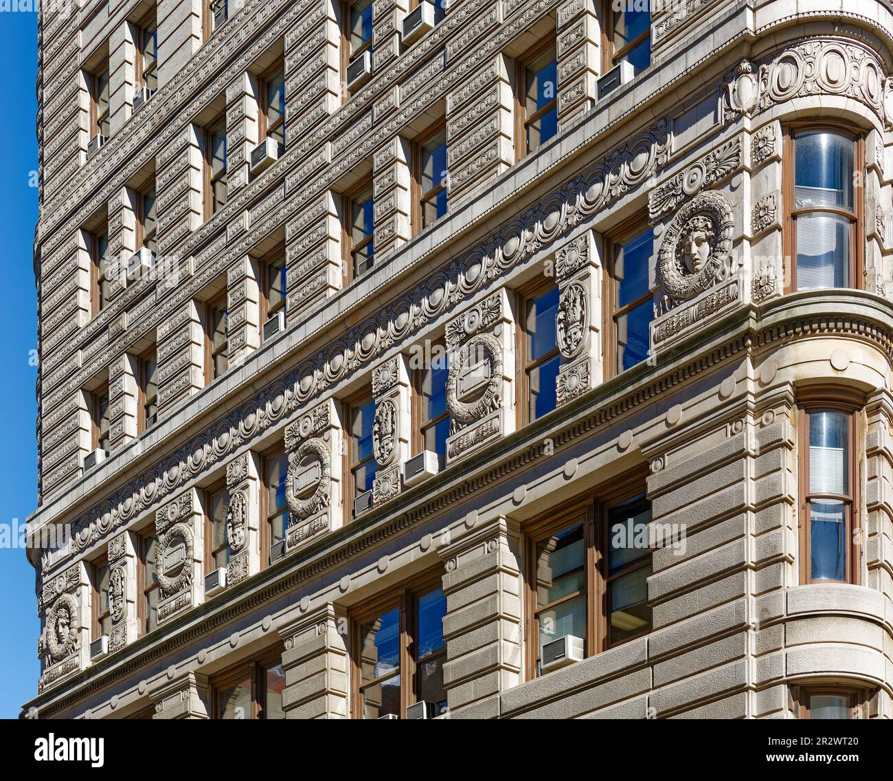 Le Flatiron Building est une icône de New York, qui se distingue par sa riche décoration en terre cuite ainsi que par sa forme triangulaire. Banque D'Images