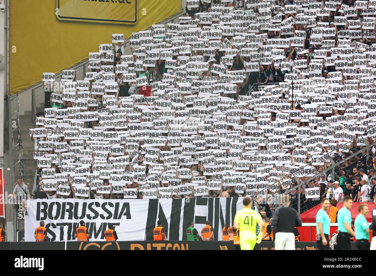 Leverkusen, Allemagne, 21.05.2023. Bayer 04 Leverkusen contre Borussia Mönchengladbach, football, 1. Bundesliga, 33. Matchday, saison 2022/2023. Les fans de Moenchengladbach (Borussia Moenchengladbach) protestent CONTRE les RÉGLEMENTATIONS DFL INTERDISANT TOUTE UTILISATION DE PHOTOGRAPHIES COMME SÉQUENCES D'IMAGES ET/OU QUASI-VIDÉO. Credit: News NRW / Alamy Live News Banque D'Images