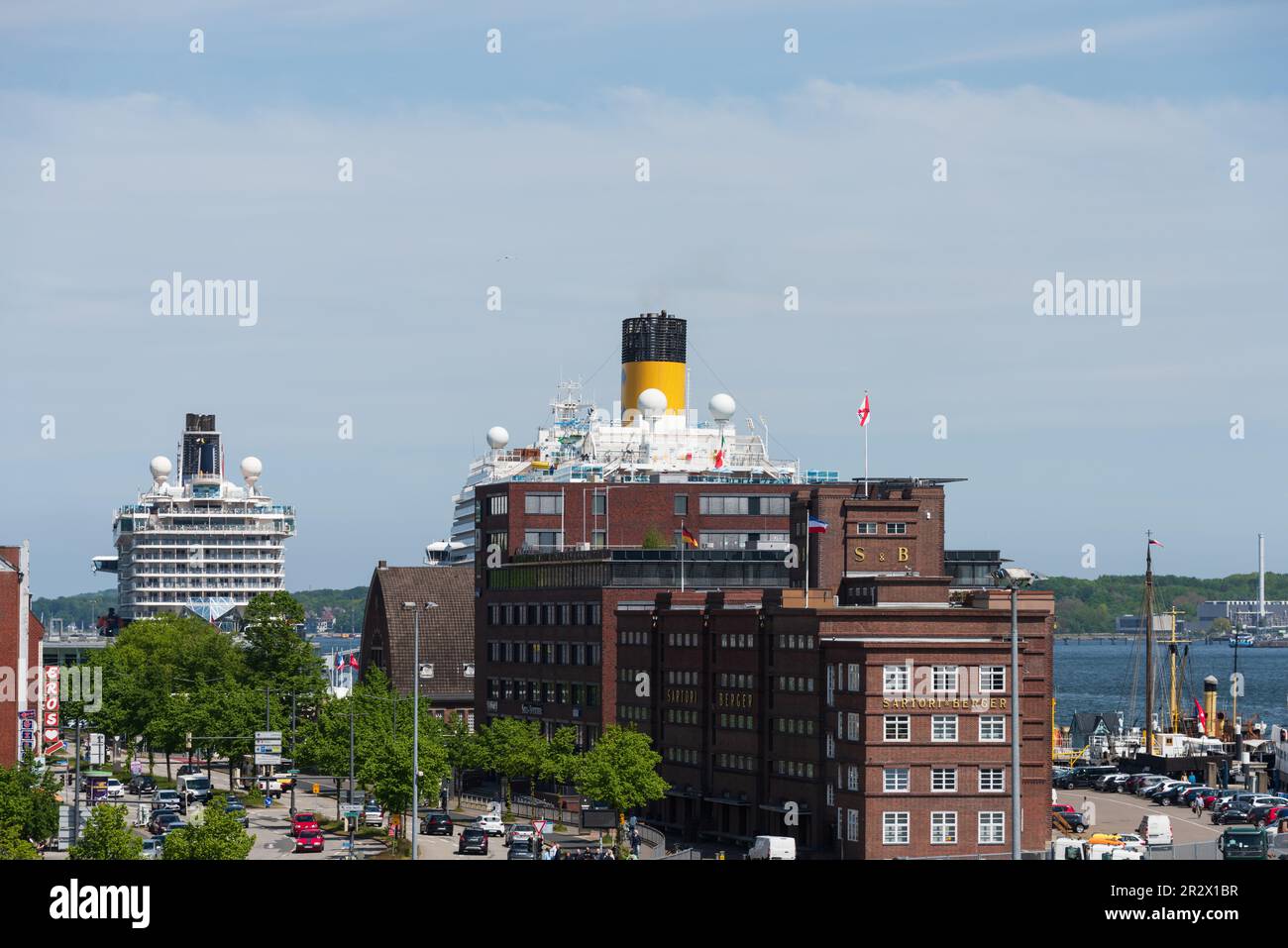 Hafen Blick auf den Sartorispeicher dahinter zwei Kreuzfahrtschiffe am Ostseekai Banque D'Images