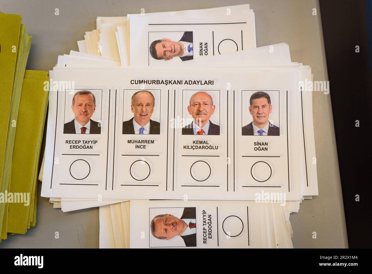 Istanbul, Turquie - 14 mai 2023 à l'école de Saffet Çebi. 64 millions de citoyens turcs sont appelés à se rendre aux urnes aujourd'hui pour voter dans ce qui pourrait être une h Banque D'Images