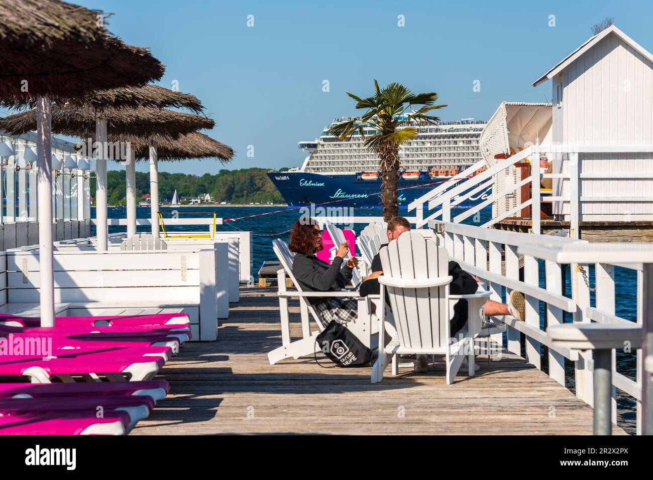 Maribisches Flair an der Seebar im Hintergrung die Ausfahrt des Kreuzfahrtschiffes Mein Schiff 4 der Tui Cruises Banque D'Images