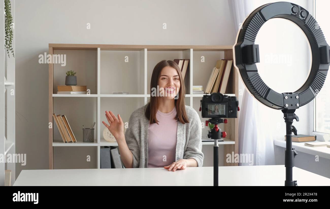 La femme influenceur vlog en streaming enregistre des vidéos Banque D'Images
