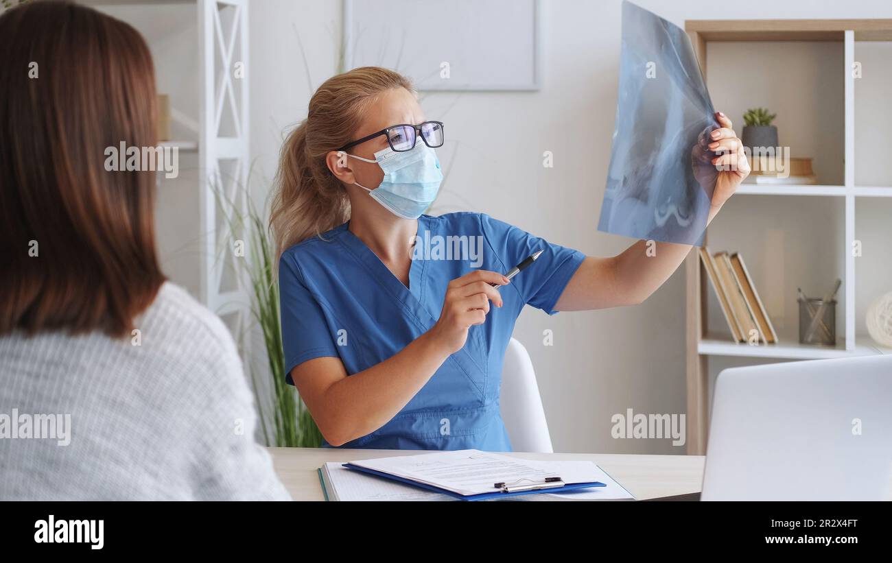 Radiologie pulmonaire par radiographie thoracique médecin examinant Banque D'Images