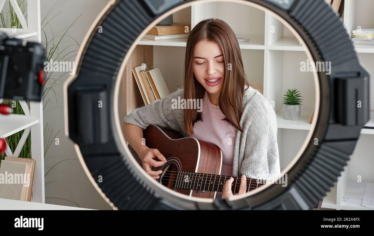 Musique vlog guitare classe sourire femme musicien Banque D'Images