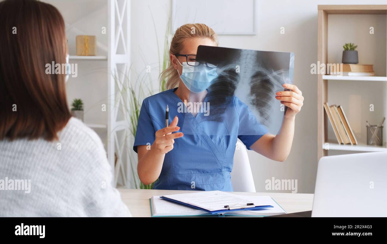Examen radiographique squelette femme médecin Banque D'Images
