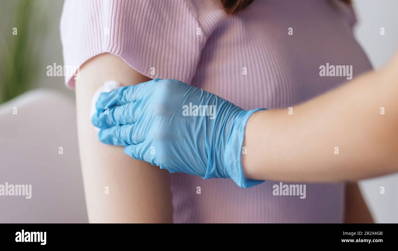 Covid vaccination prévention du virus médecin patient Banque D'Images