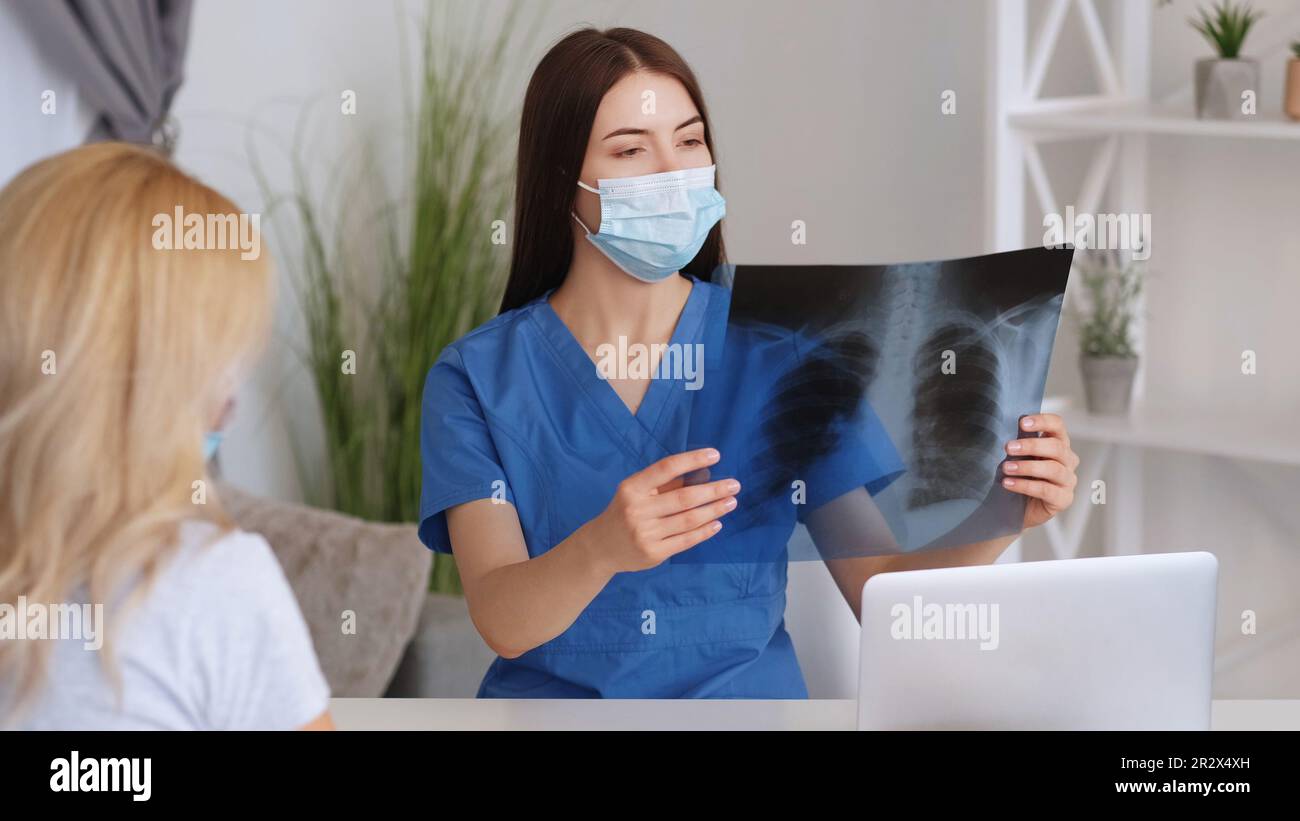 Radiologie pulmonaire radiographie thoracique médecin examinant l'acquisition Banque D'Images