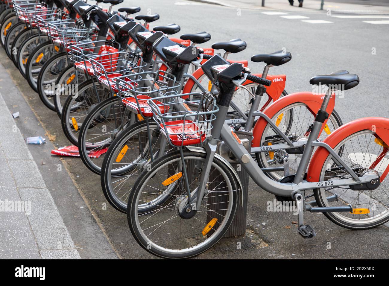 lyon , aura France - 05 01 2023 : lyon ville urbaine vélo libre-service en centre ville louer vélo Banque D'Images