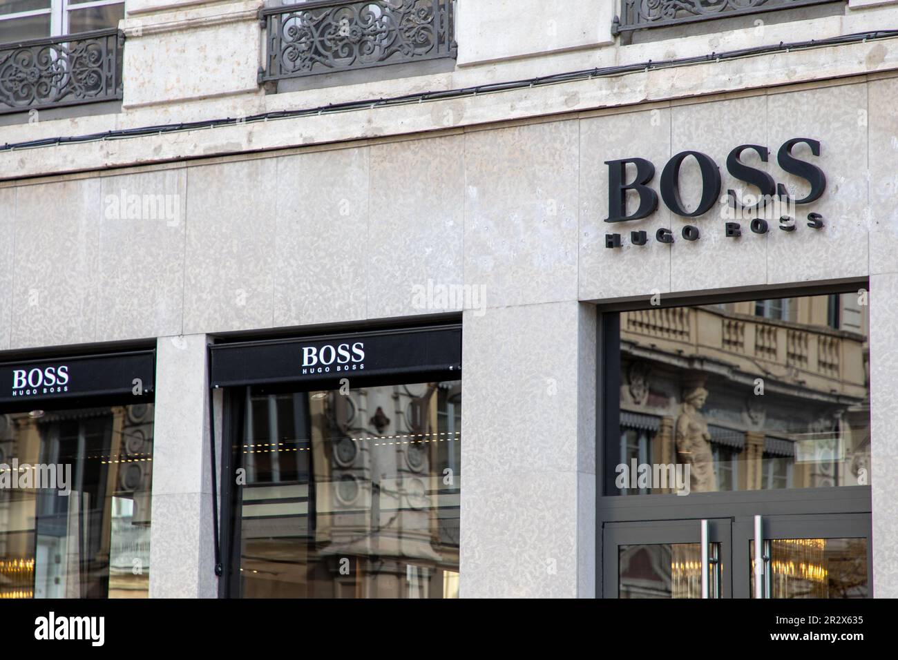 Bordeaux , Aquitaine France - 05 19 2023 : Hugo Boss boutique signe texte  et logo marque façade mur avant du magasin hommes garçons vêtements de luxe  mode Photo Stock - Alamy
