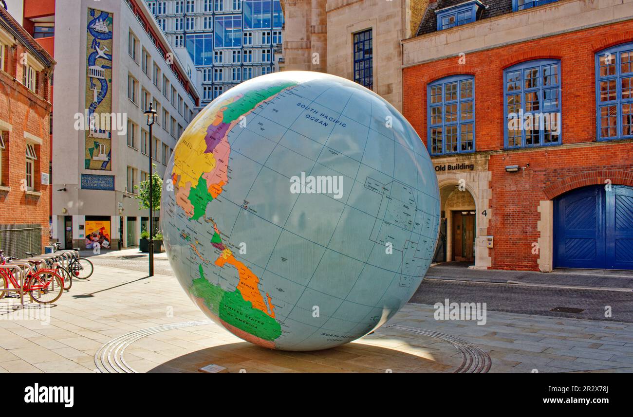 La sculpture de Londres de Mark Wallinger The World s'est retournée devant la London School of Economics et Old Building Portugal Street Banque D'Images