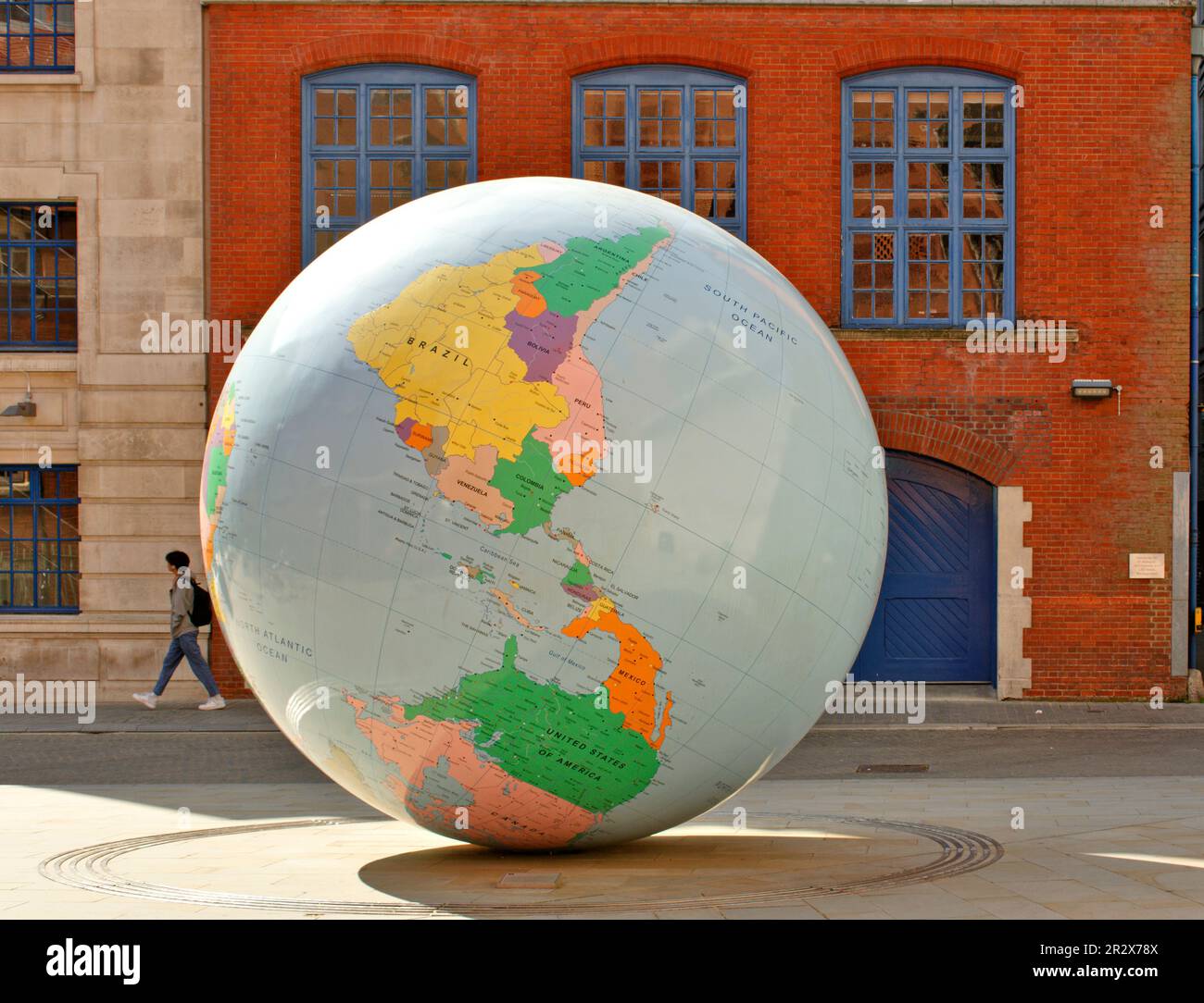 La sculpture de Londres de Mark Wallinger The World s'est retournée devant la London School of Economics Portugal Street Banque D'Images