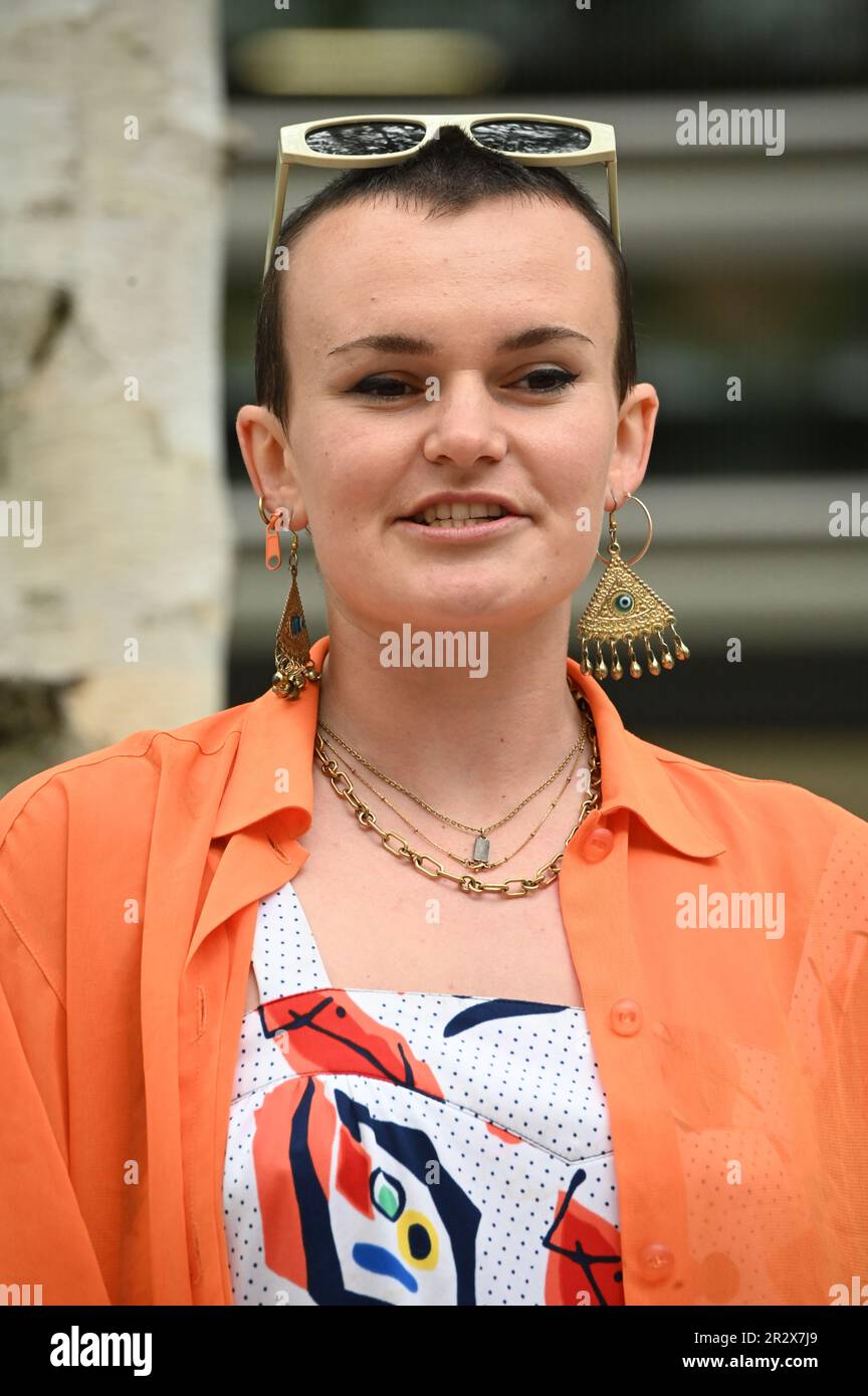 Bureau à domicile, Londres, Royaume-Uni. 21st mai 2023. Le Président Mikaela Loach est une militante pour la justice climatique basée à Édimbourg, en Écosse, dans le cadre d'un mouvement de secours, d'organisateurs de la justice pour les migrants et de personnes ayant l'expérience de la protestation migratoire contre la barge de migrants Bibby Stockholm. Une barge géante d'une capacité de seulement 200 personnes accueillera 500 demandeurs d'asile au large de la côte du Dorset arrivés dans les eaux britanniques de démonstration en dehors du Home Office. Crédit : voir Li/Picture Capital/Alamy Live News Banque D'Images