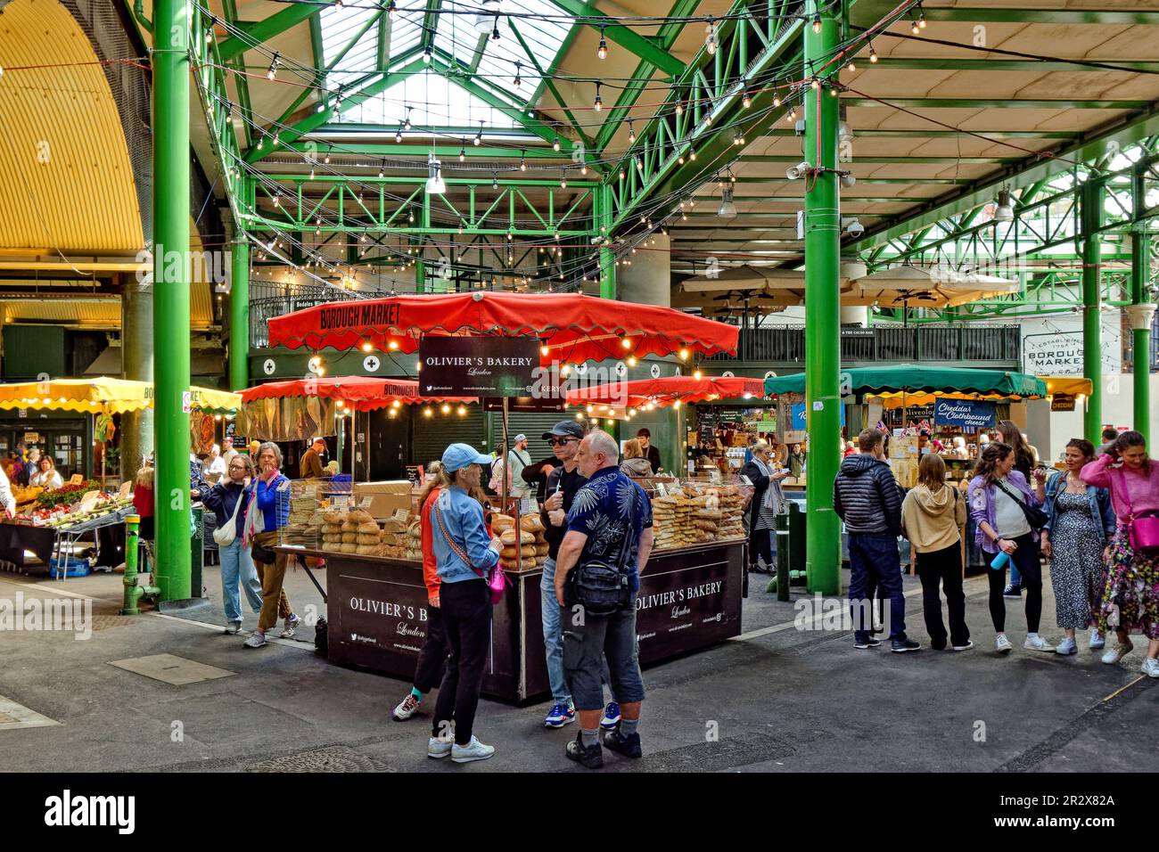 London Southwark Borough Market Vente en gros et au détail de la nourriture Oliviers Bakery stall Banque D'Images