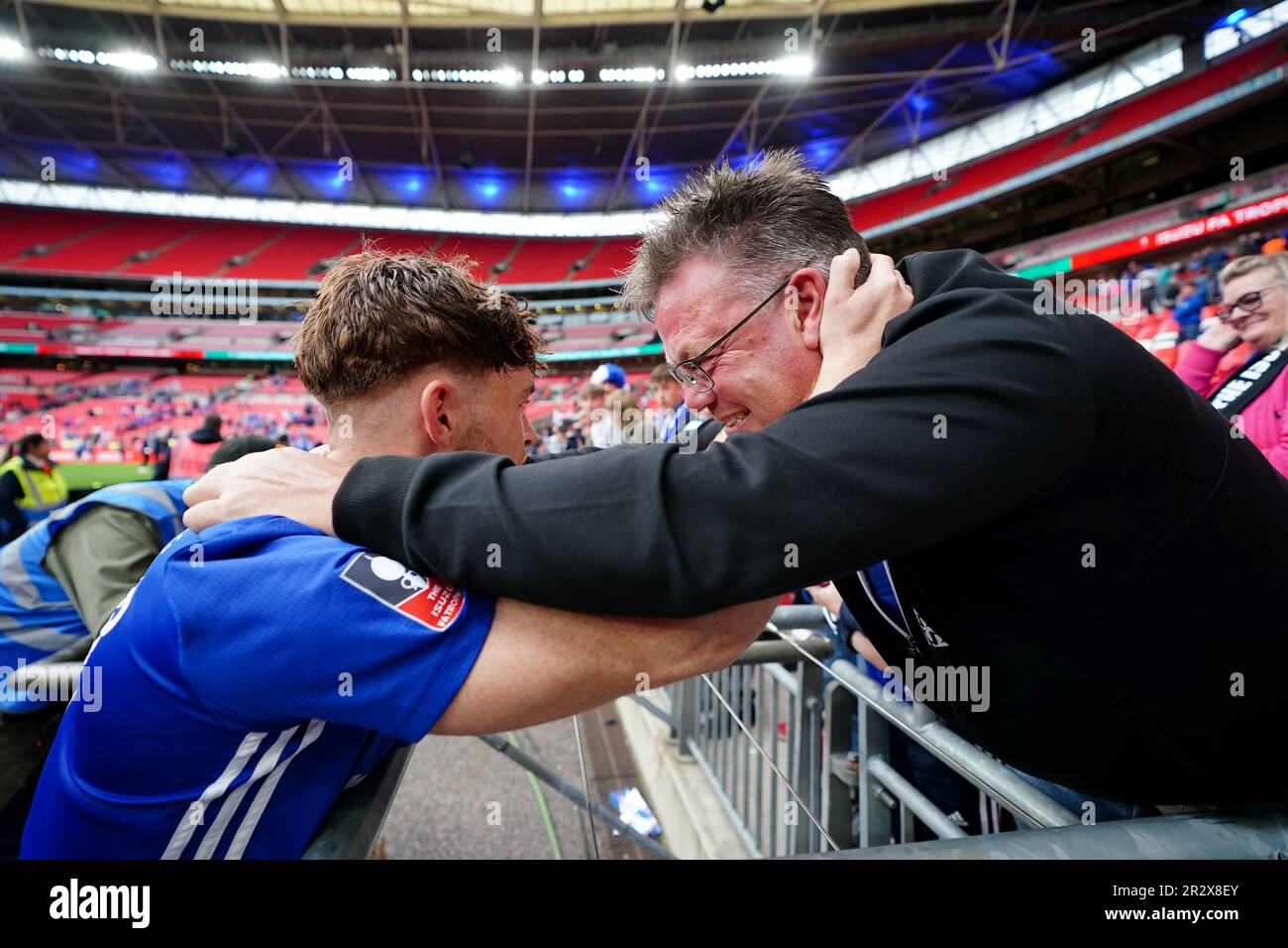 Jack Senior du FC Halifax Town interagit avec son père après la victoire de son côté à la finale du Trophée Isuzu FA au stade Wembley, à Londres. Date de la photo: Dimanche 21 mai 2023. Banque D'Images