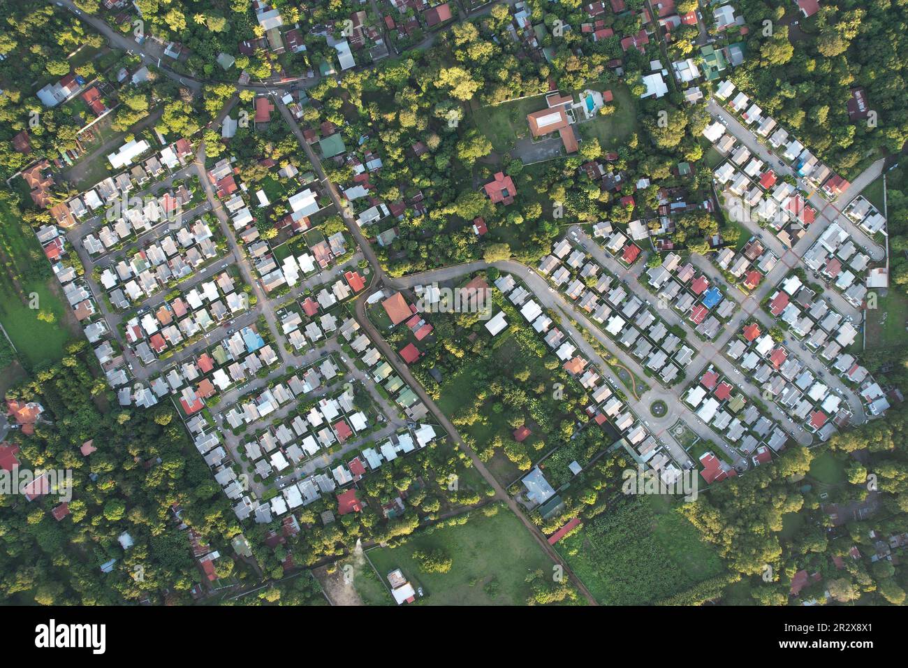 Grandes maisons de bâtiment résidentiel avec routes vue aérienne de dessus de drone Banque D'Images