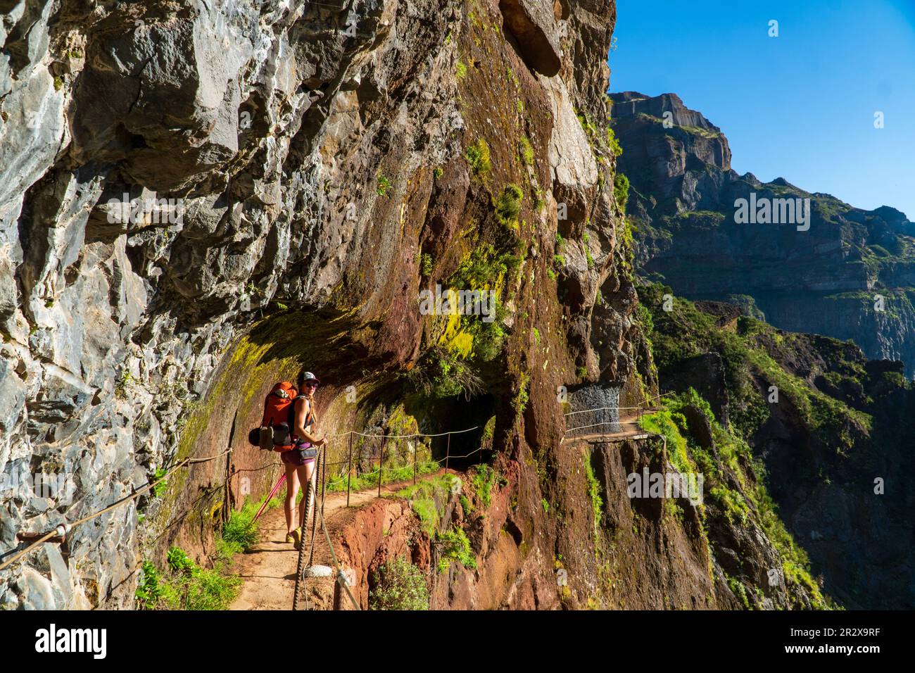 Fille avec sac à dos randonnée dans la chaîne de montagnes pittoresques et rocheuses à Madère, Portugal (Pico Arieiro à Pico Ruivo) Banque D'Images